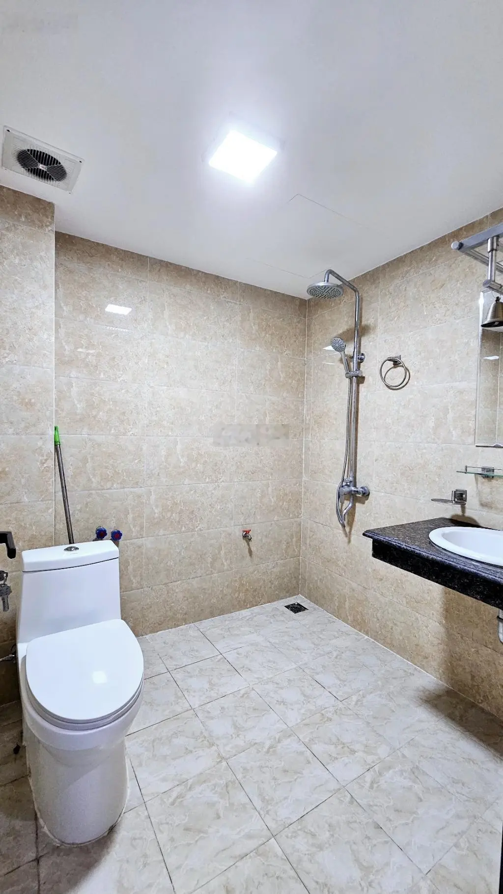Nhà đẹp việt hưng ô tô đỗ sát cửa giá hợp lý cho người thiện chí