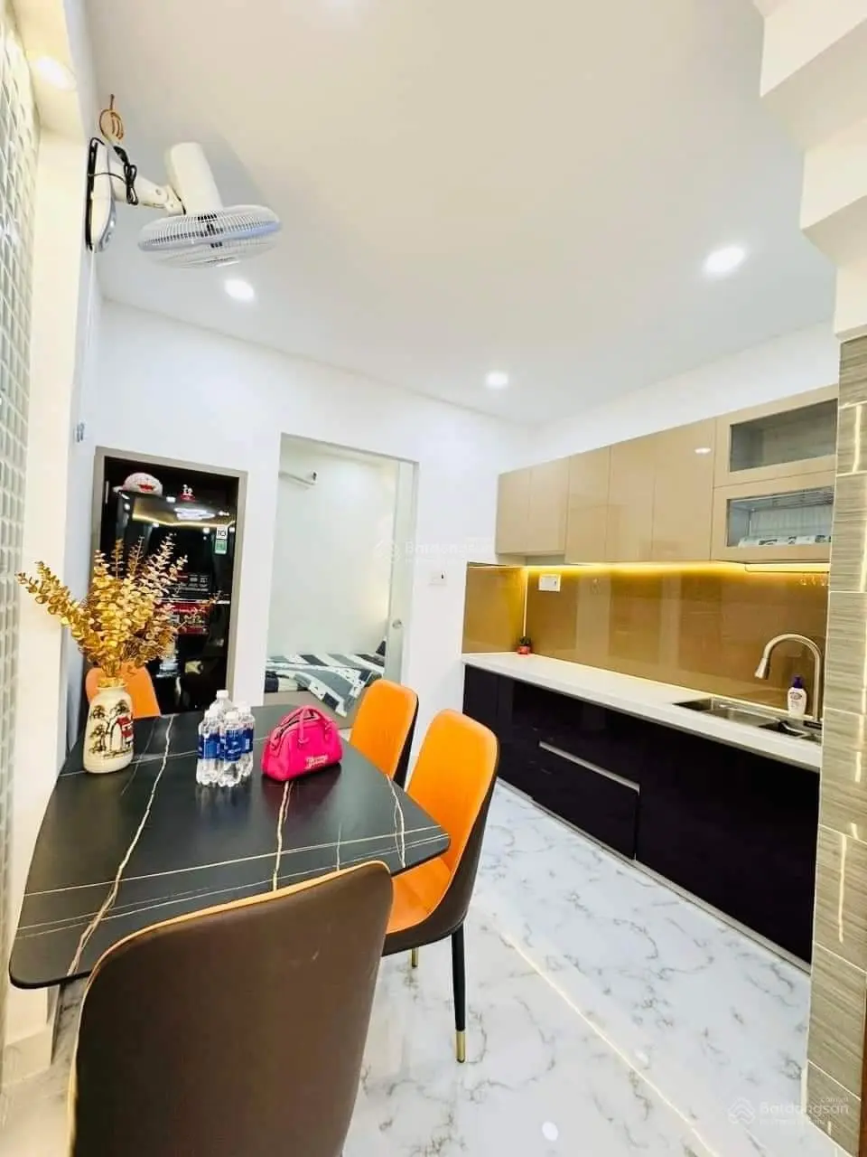 Kẹt tiền bán gấp nhà đường Đội Cung, Quận 11. Giá 2tỷ600. Hẻm xe hơi. Sổ hồng riêng. Sang tên ngay
