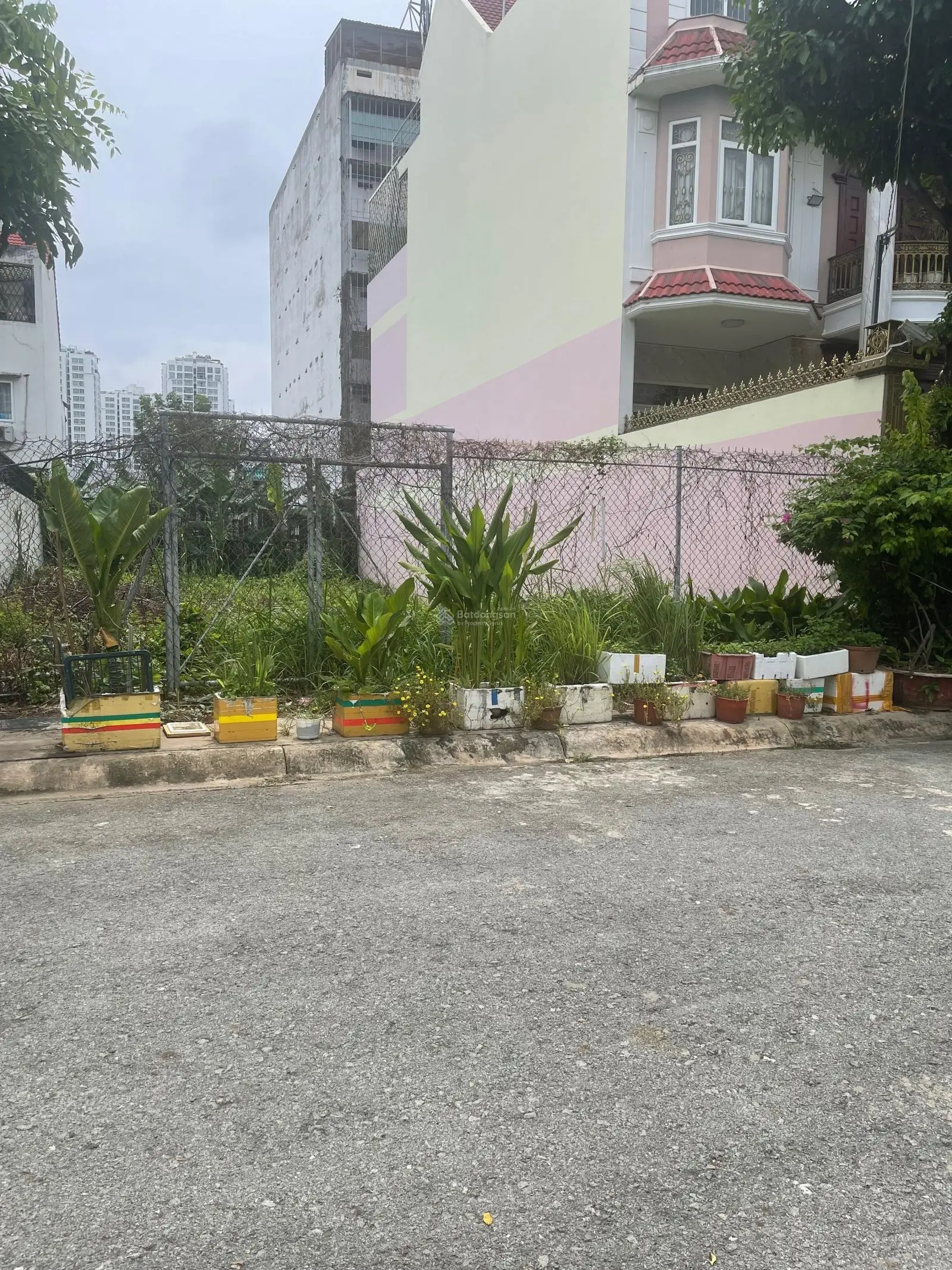 Cần bán gấp lô đất biệt thự khu B Làng Đại Học DT 300m2 sổ hồng riêng xây dựng tự do giá 63tr/m2