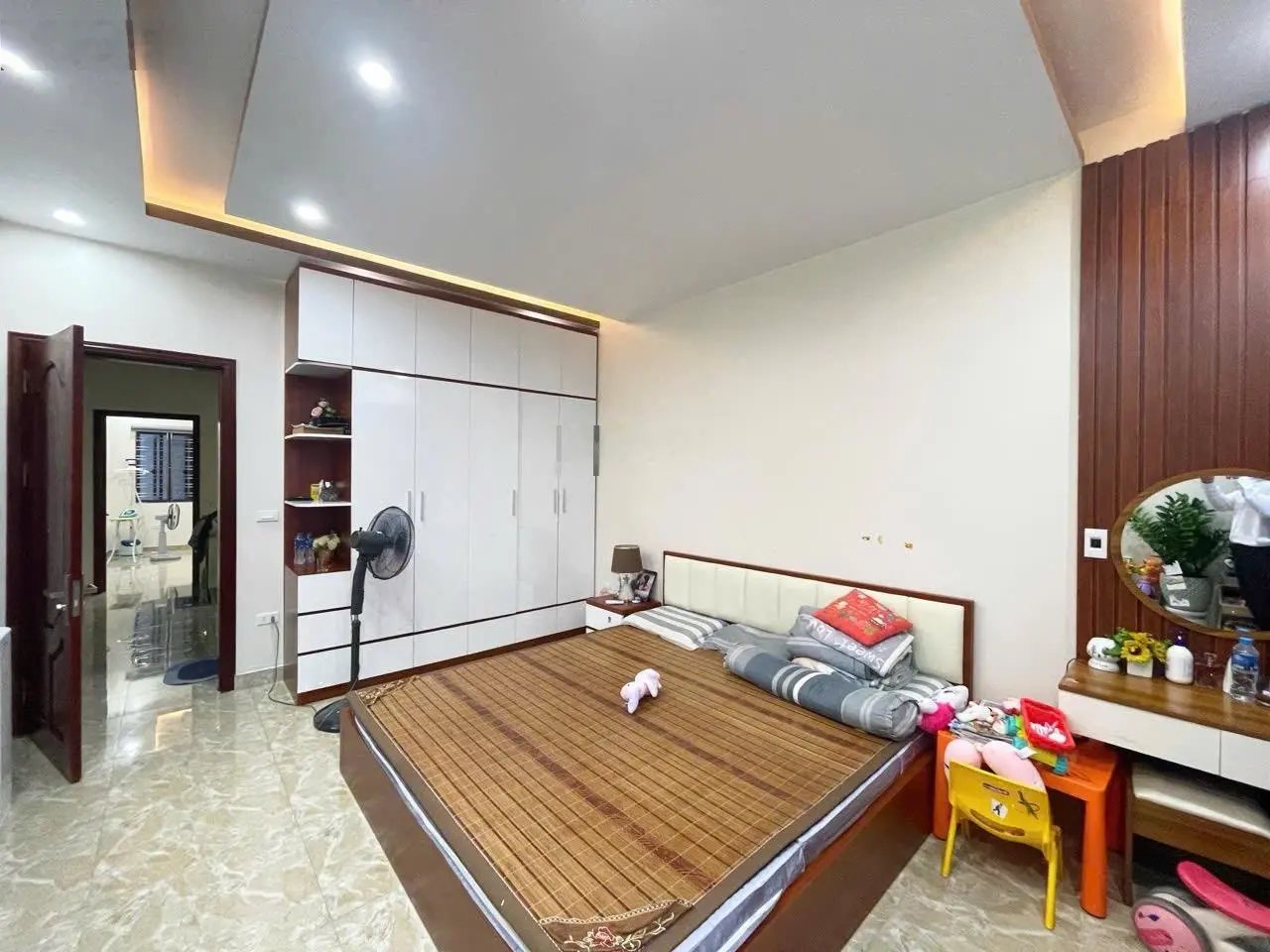 Chính chủ bán nhà Mặt đường Nam Trung Hành 60m2 oto tránh nhau full đồ đẹp 4 tầng
