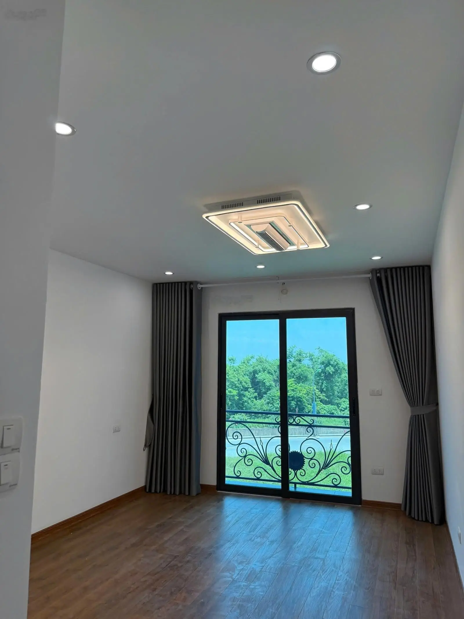 Bán gấp nhà Giang Biên 6T: DT31m. MT3,5m. 10m ra oto thông.gần công viên,chợ.trường học. giá 6tỷ3