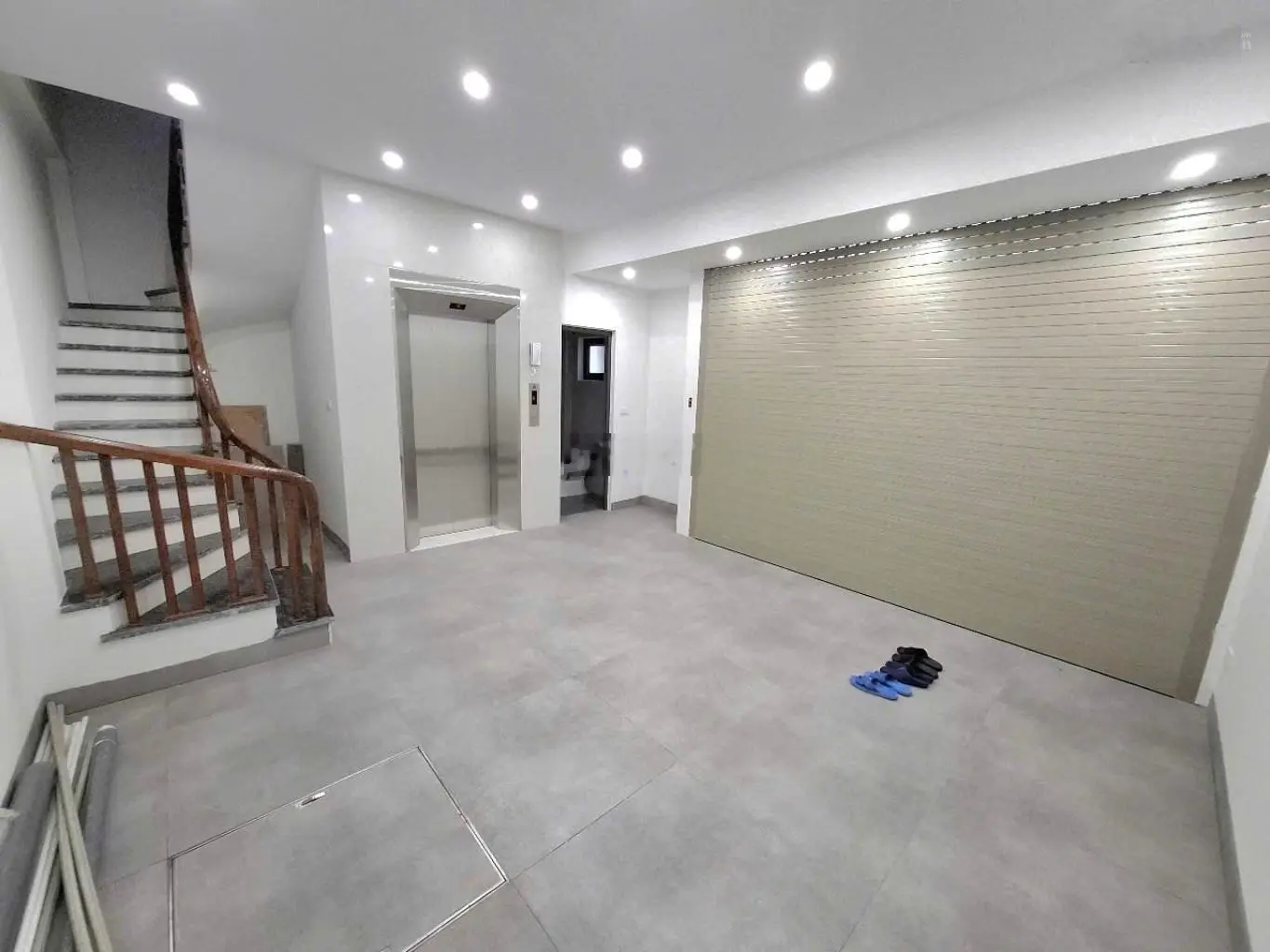 Nhà đẹp cầu thang máy fun nội thất phố trạm long biên hà nội 45m2