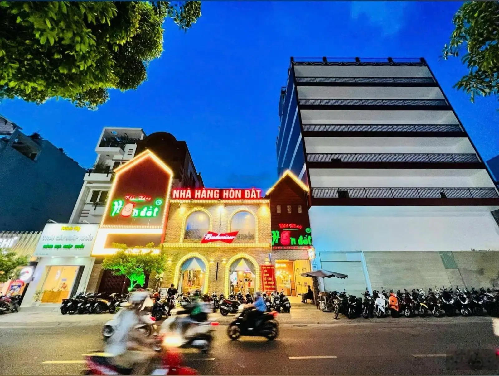 Vip - Bán nhà mặt tiền đường Tân Sơn Nhì Quận Tân Phú DT: 12 x 26m 4 lầu HĐ thuê 200 triệu/ tháng