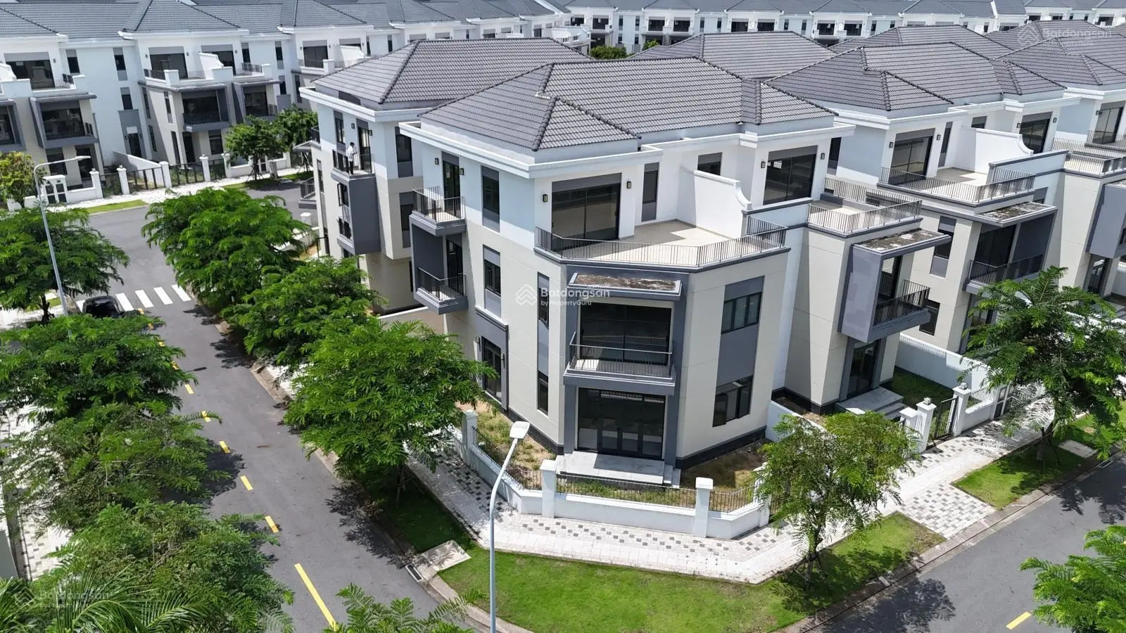 Chủ kẹt tiền cần bán gấp căn BTDL 300m² nhà sẵn giá chỉ 14,6 tỷ bao hết chi phí sang tên.