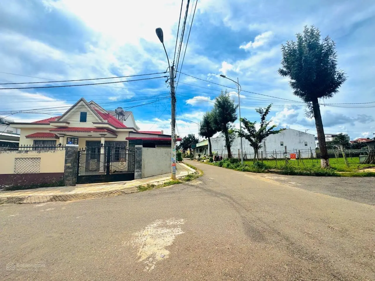 Căn nhà 2 mặt tiền 4 PN KDC Lô 90