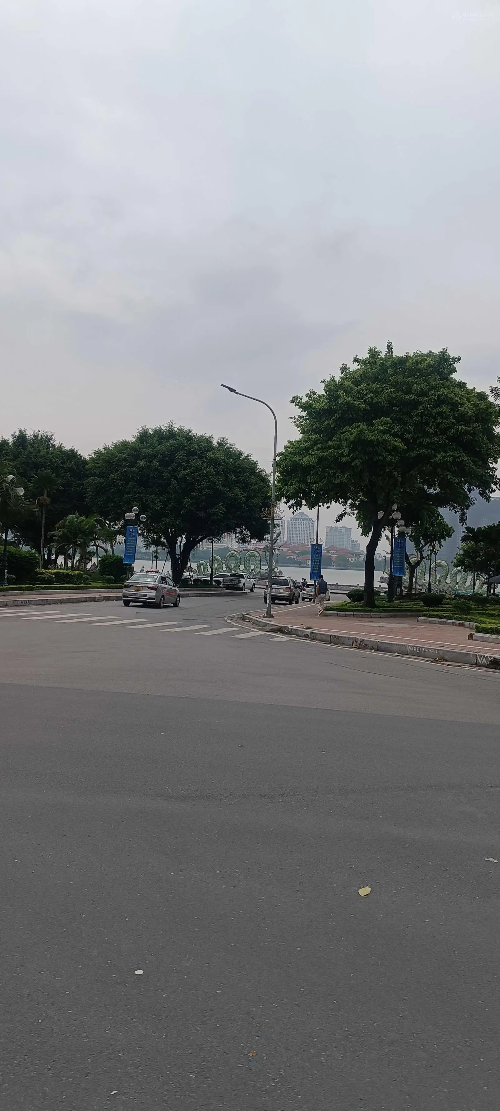 Mặt phố, Lạc Long Quân, quận ủy 200 m, 6m MT (vuông). giá: 60 tỷ. LH em: 0362 889 ***