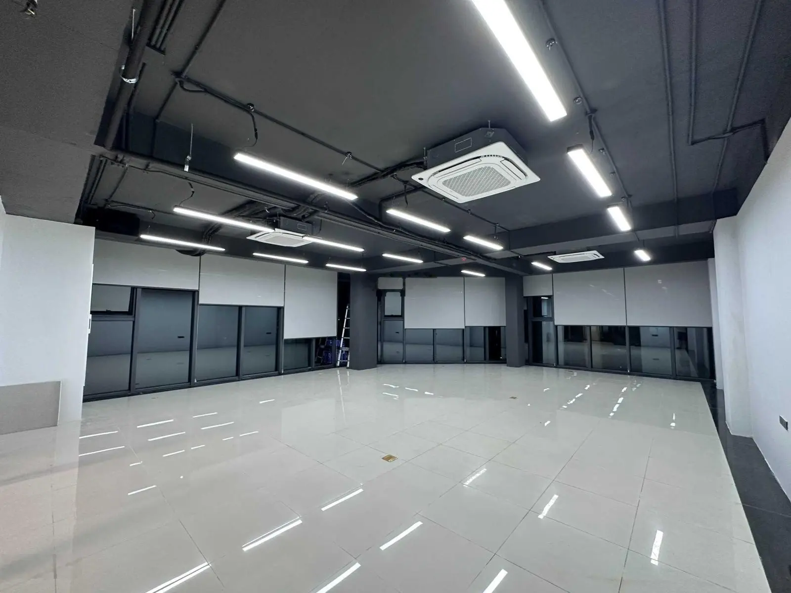 Bán đất lô góc, view phố Võ Chí Công, Tây Hồ. Diện tích 250m2