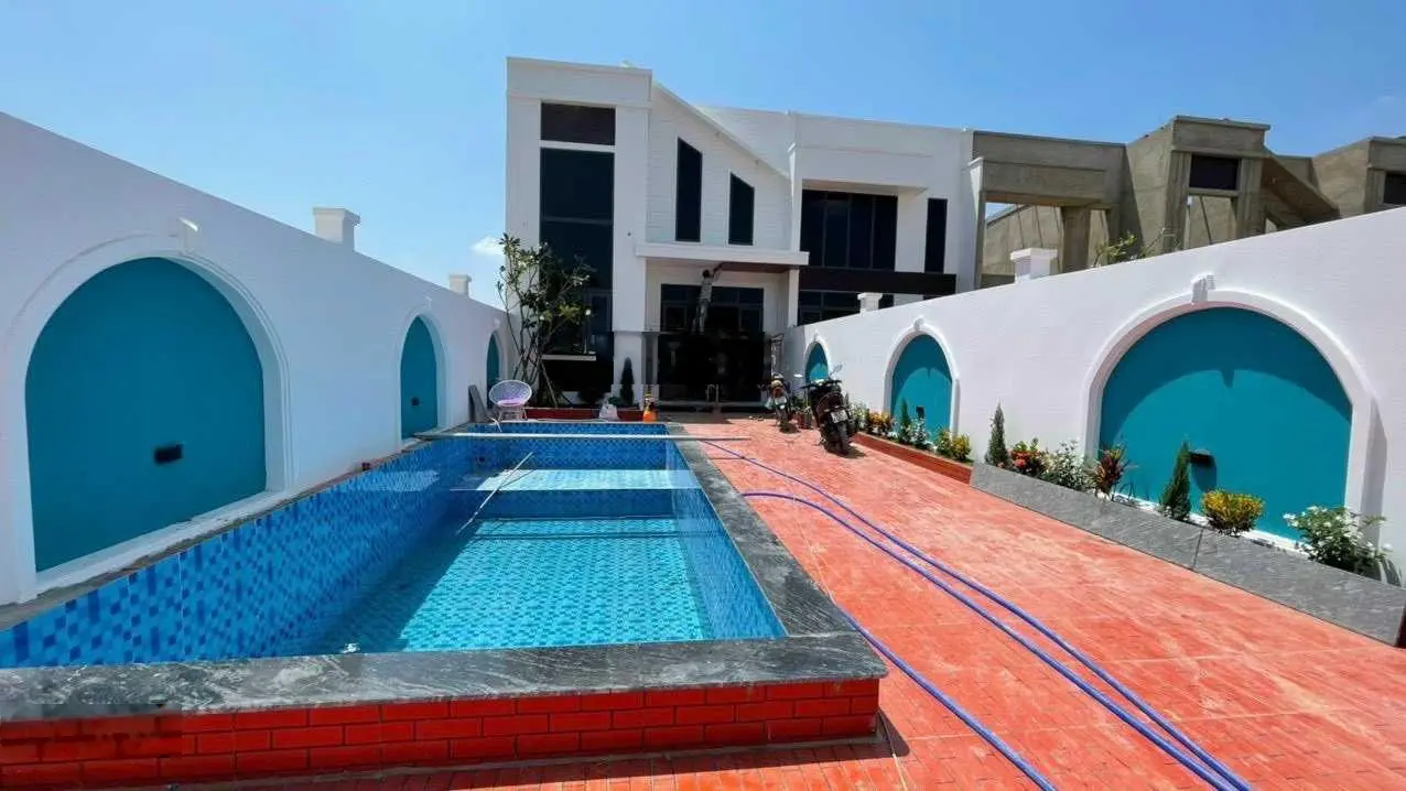 Biệt thự hồ bơi đối diện kcn Cầu Tràm, diện tích 7m x 44m gần 300m2,SHR full thổ cư,GIÁP Bình Chánh