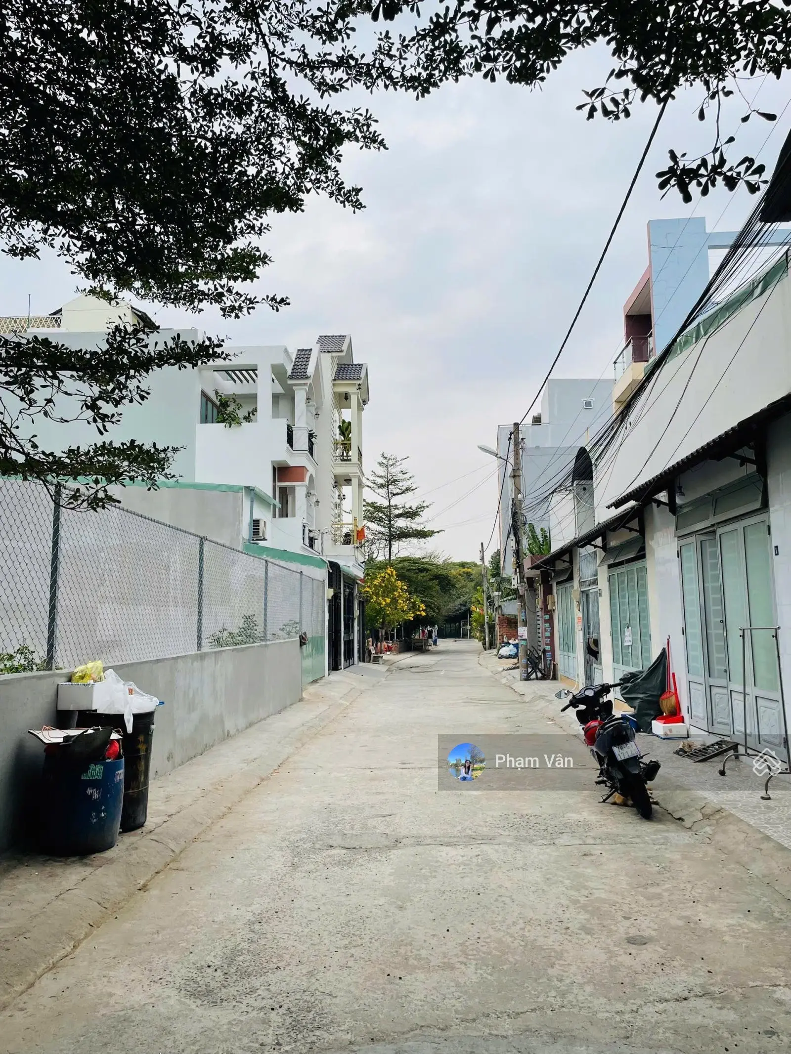 Nhà đẹp 3 Tầng kiên cố chưa qua đầu tư - HXH gần trường Đại học Ngân hàng - Dt 64m2 - sổ hoàn công