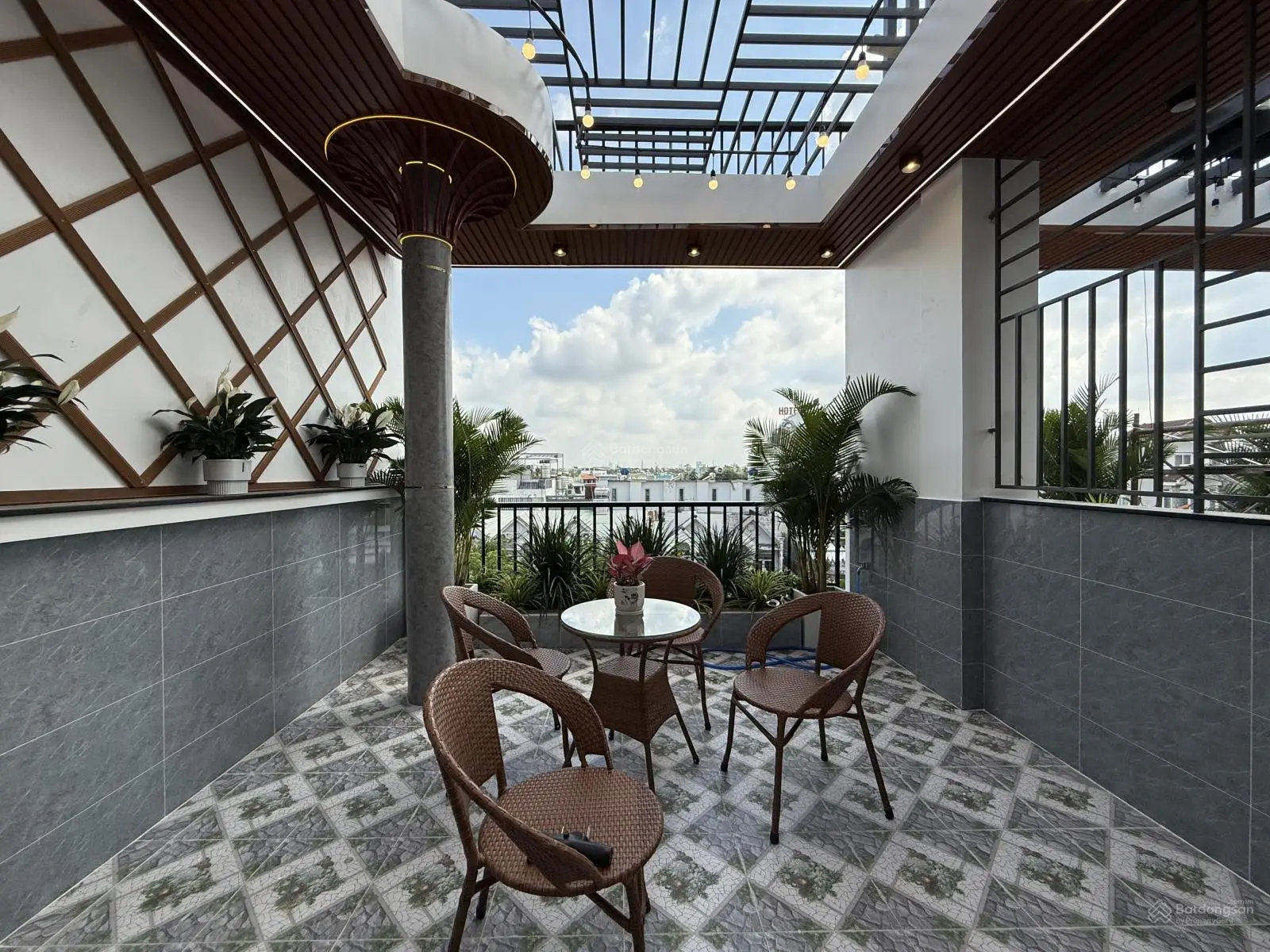 Nhà mặt tiền đường thông sẹc ngắn Hà Hà Huy Giáp, DT:4x25M, Trệt, 3 Lầu, 4PN, Sân ô tô, Sân thượng