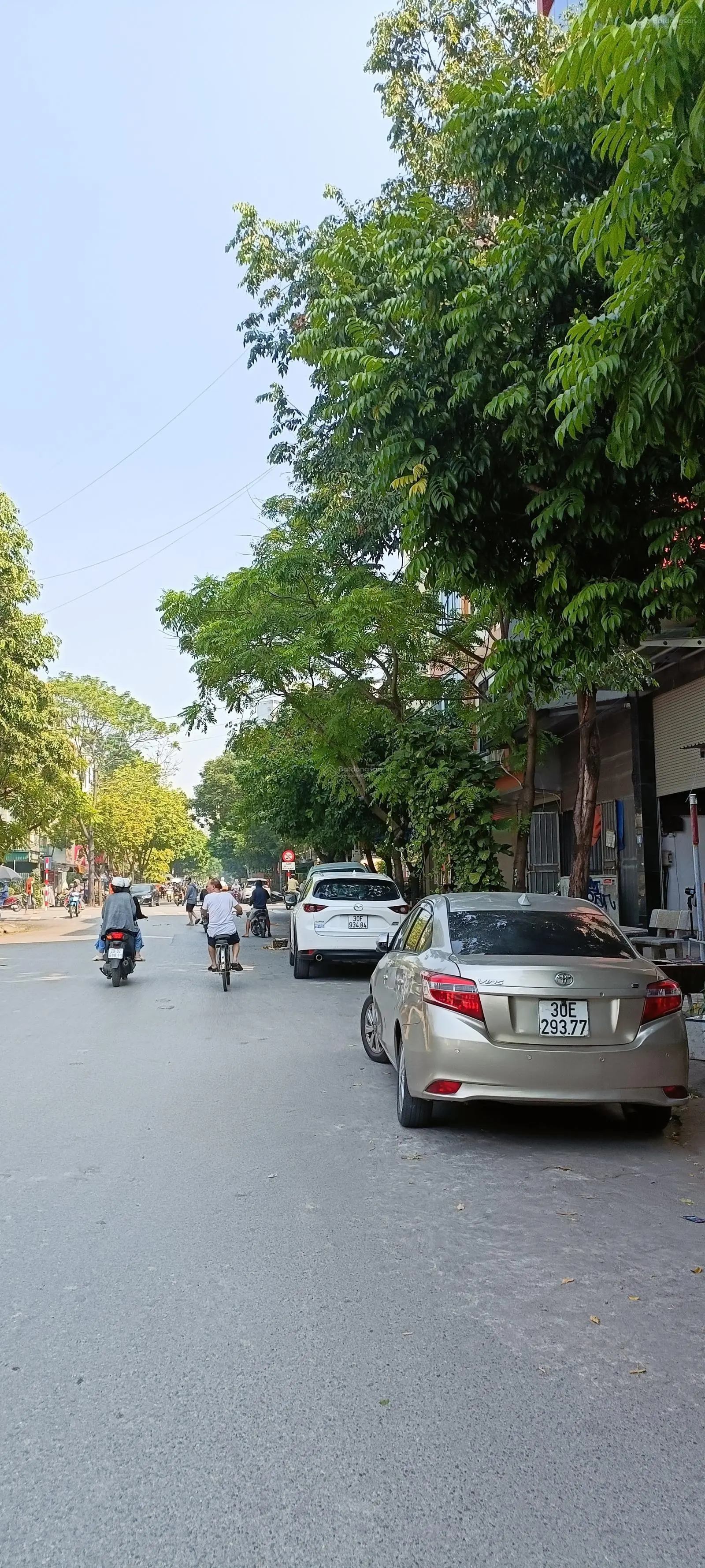 Bán liền kề KĐT Văn Phú, Hà Đông. Dt 63m, 5 tầng. giá 12,8 tỷ. View vườn hoa, vỉa hè ô tô tránh.