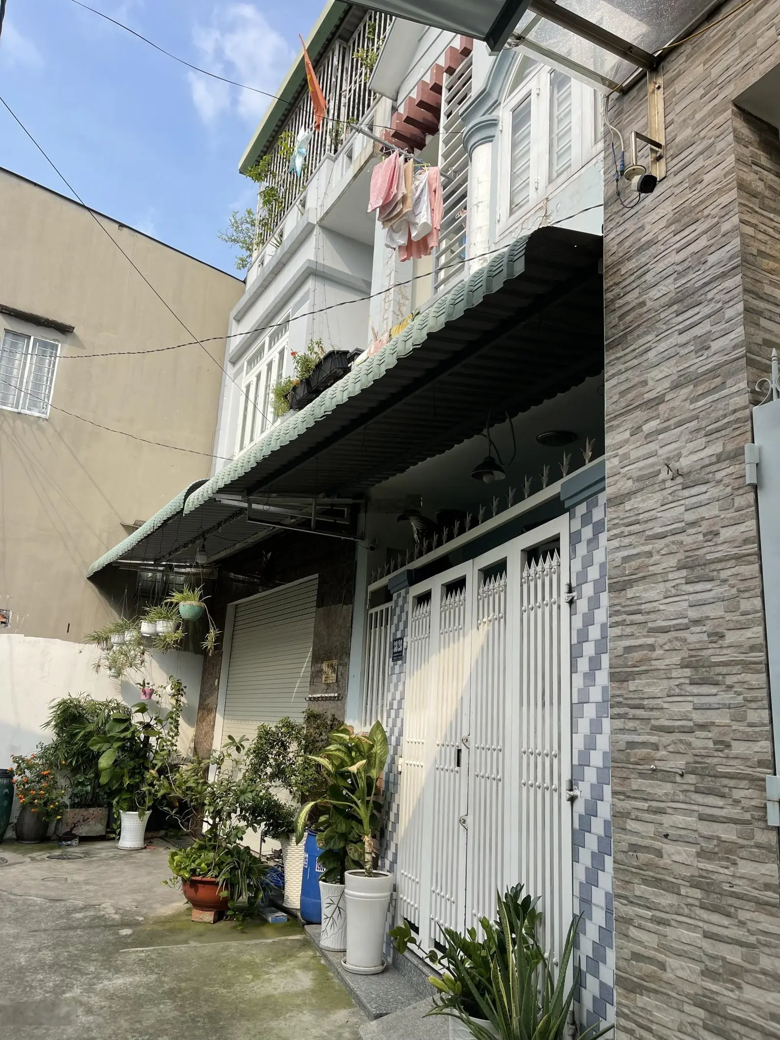 Kẹt bán gấp nhà đông hoà -dĩ an- 1 trệt 1 lầu-2pn- hẻm 5m- giá 2,95tỷ -lh 0975058869