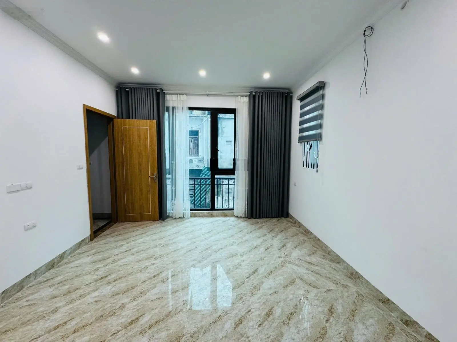 Bán nhà riêng tại Lê Trọng Tấn, 9,5 tỷ, 33m2,sử dụng 49m, 4PN + 4WC,ô tô vào tận cửa, Thang Máy xịn