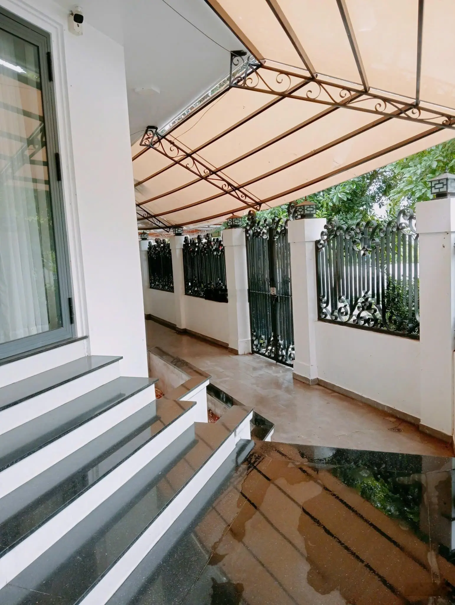 Bán biệt thự 240m2, góc 2 mặt tiền, 8PN, hầm để xe, KDC Intresco 13E, Bình Chánh