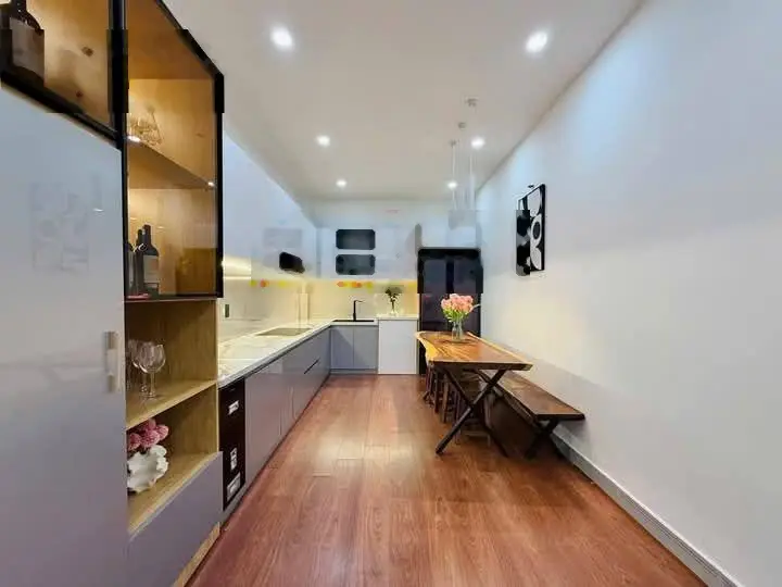 Nhà đẹp ở luôn phố Ngọc Khánh, 2 thoáng vĩnh viễn, ngõ thông thoáng, cách ô tô 45m, dt 42m2 * 5t