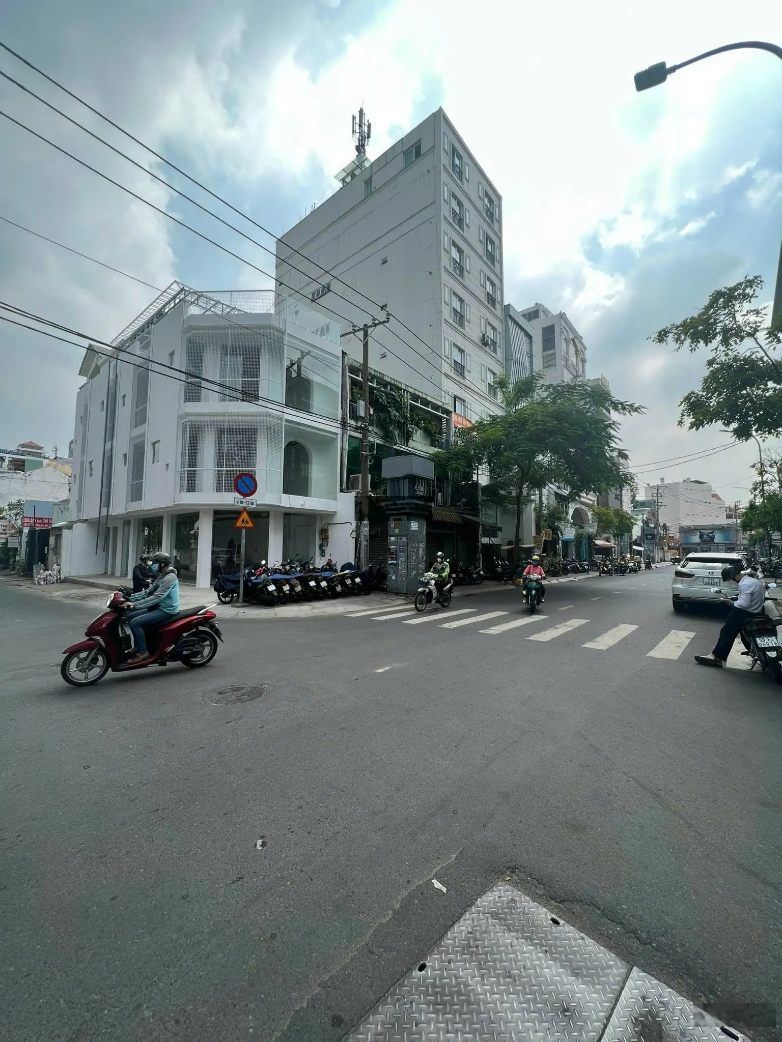 Bán gấp tòa nhà Nguyễn Gia Trí (D2) P. 25 Bình Thạnh hầm 6 tầng 8.6x20m HĐT: 210tr/tháng giá 49 tỷ