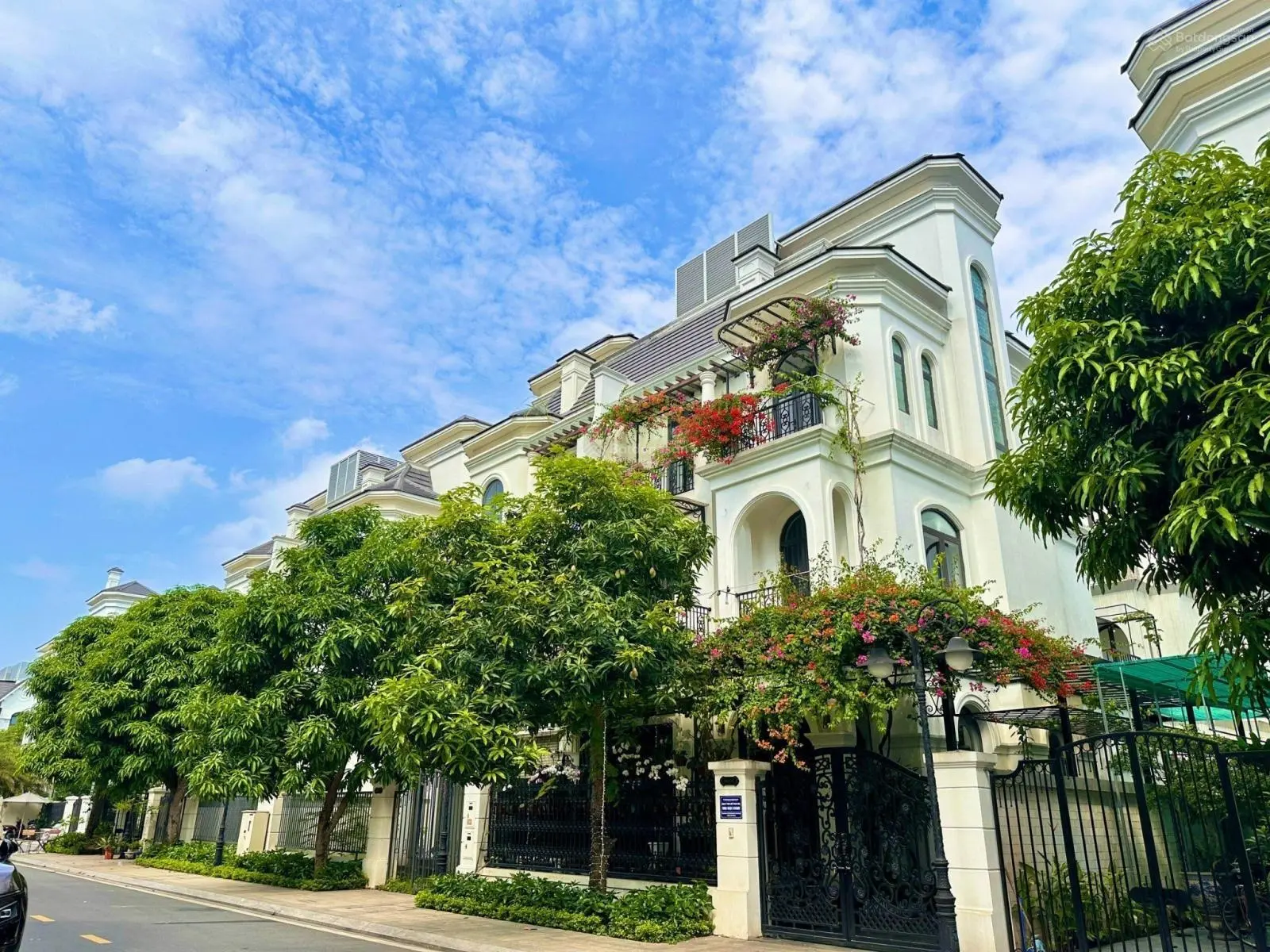 Cần bán căn song lập 150m2 Sao Biển - Vinhomes Ocean Park - hướng Đông Nam - trục đường thông ra hồ