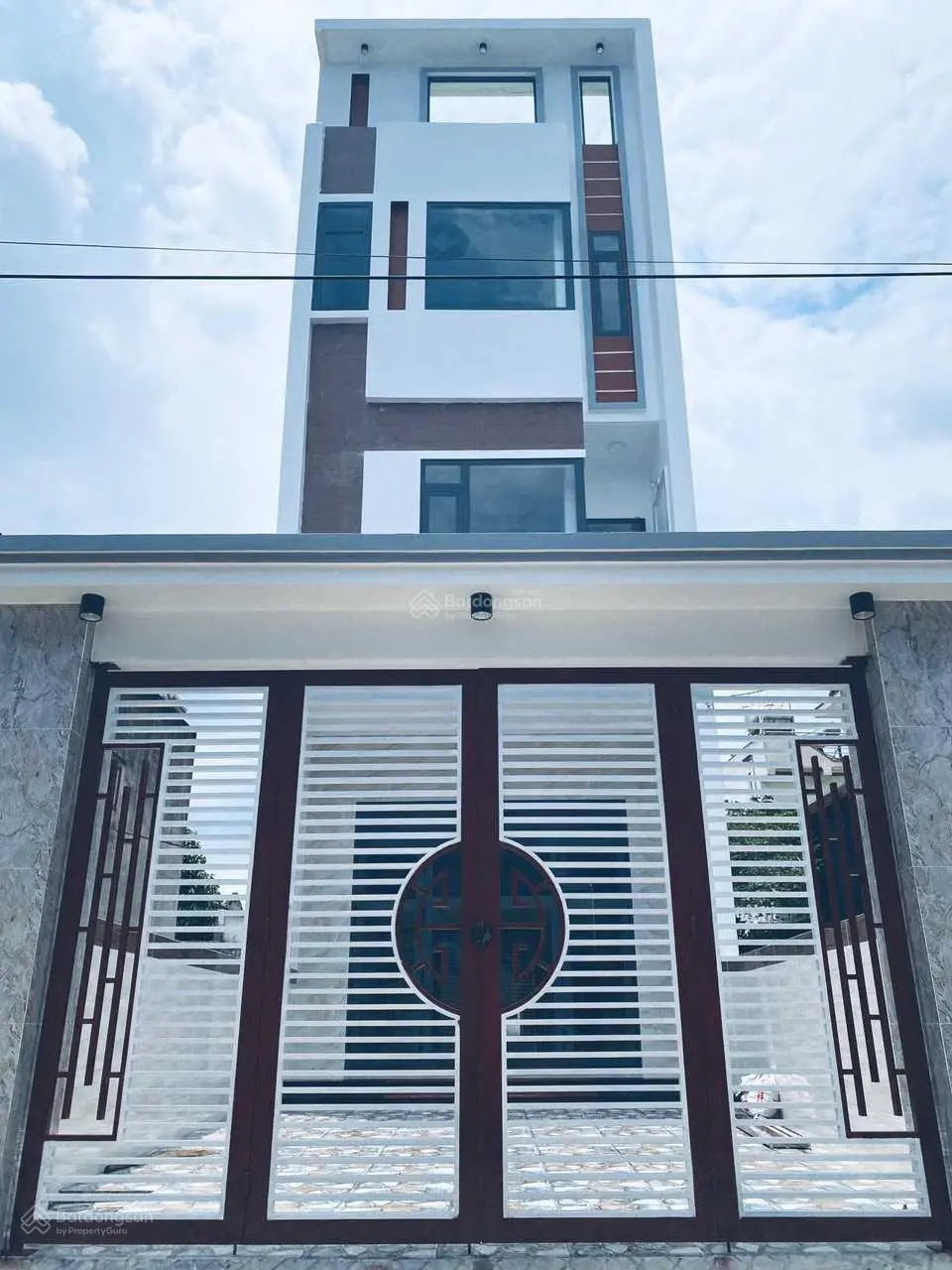 Nhà bán Dĩ An 2 lầu - sổ hồng riêng đã làm hoàn sân ô tô 7 chỗ