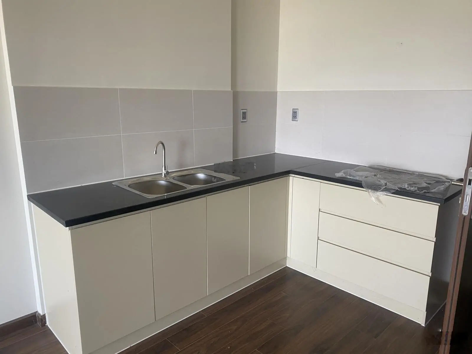 Bán căn 51m2 nhà mới hoàn toàn tầng 10 view đẹp giá full 1,1 tỷ. LH 0906 499 ***