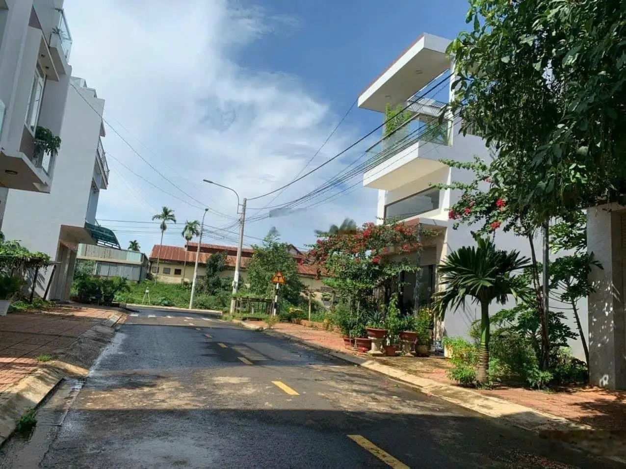 Lô cuối cùng giá rẻ nhất khu đấu giá Hà Huy Tập, trung tâm Buôn Ma Thuột. Gần làng CF Trung Nguyên