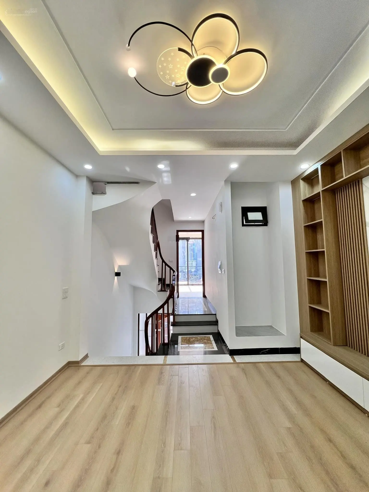 Bán nhà 5 tầng Ngô Quyền Hà Đông nhà mới, ô tô đỗ cổng, giá chỉ 7.99 tỷ