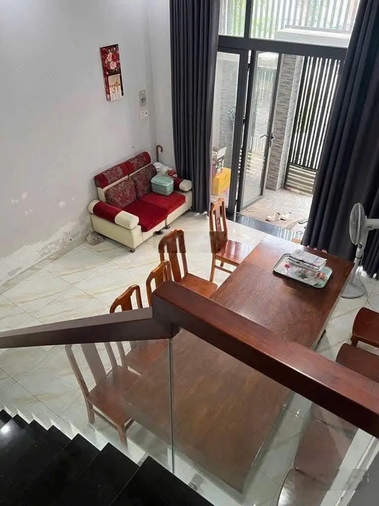 Bán nhà mặt tiền đường oto 8m ngay vòng xoay Phú Hữu. DT 53m2, 3 tầng, 3pn Oto ngủ nhà. Giá 4,5 tỷ