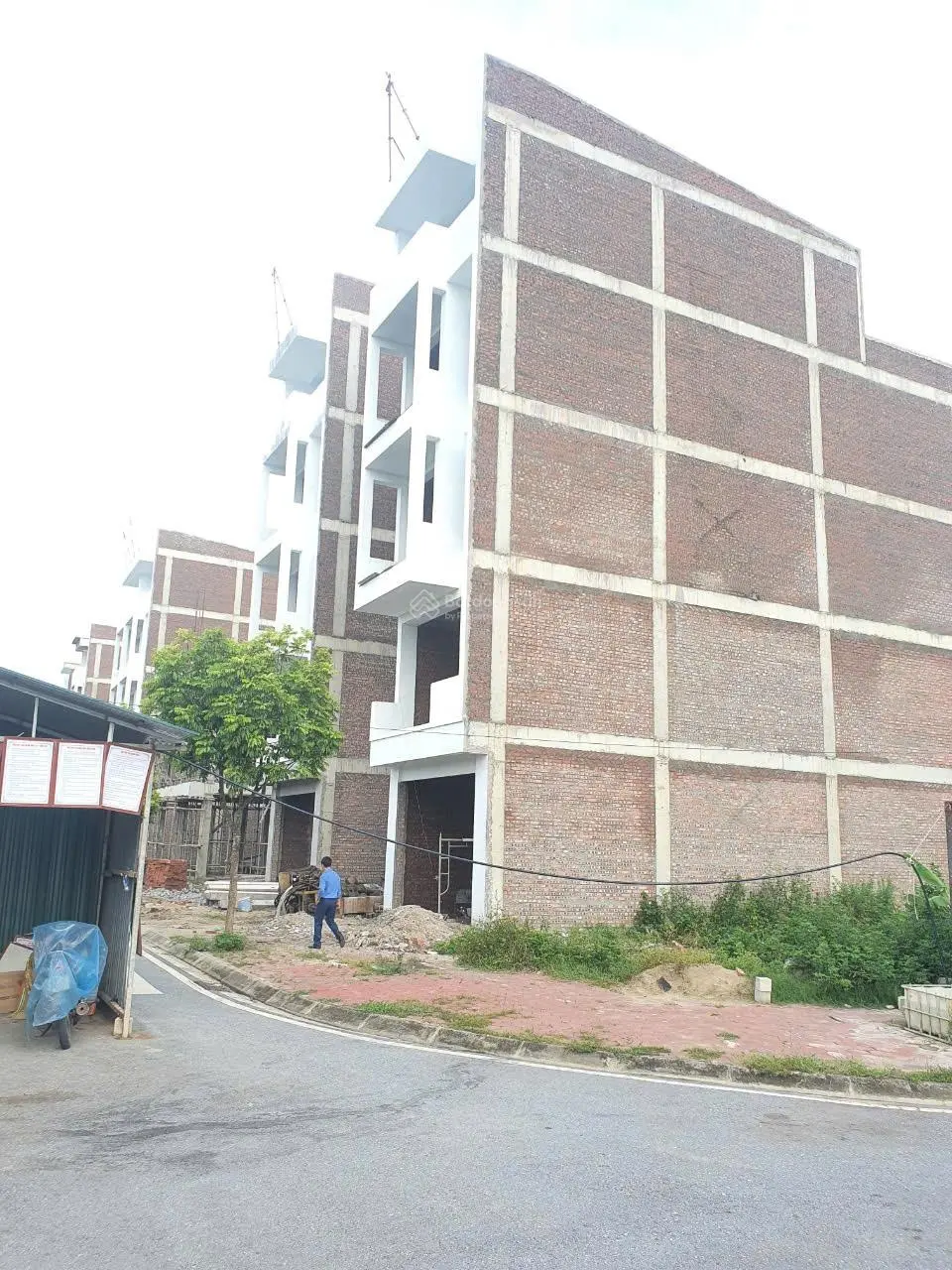 Bán nhà thô 5 tầng, DT: 79m2/ sàn, MT: 5.0m, đường + Vỉa hè 17.5m, giá bán già 4 tỉ, LH: 0979 020 ***
