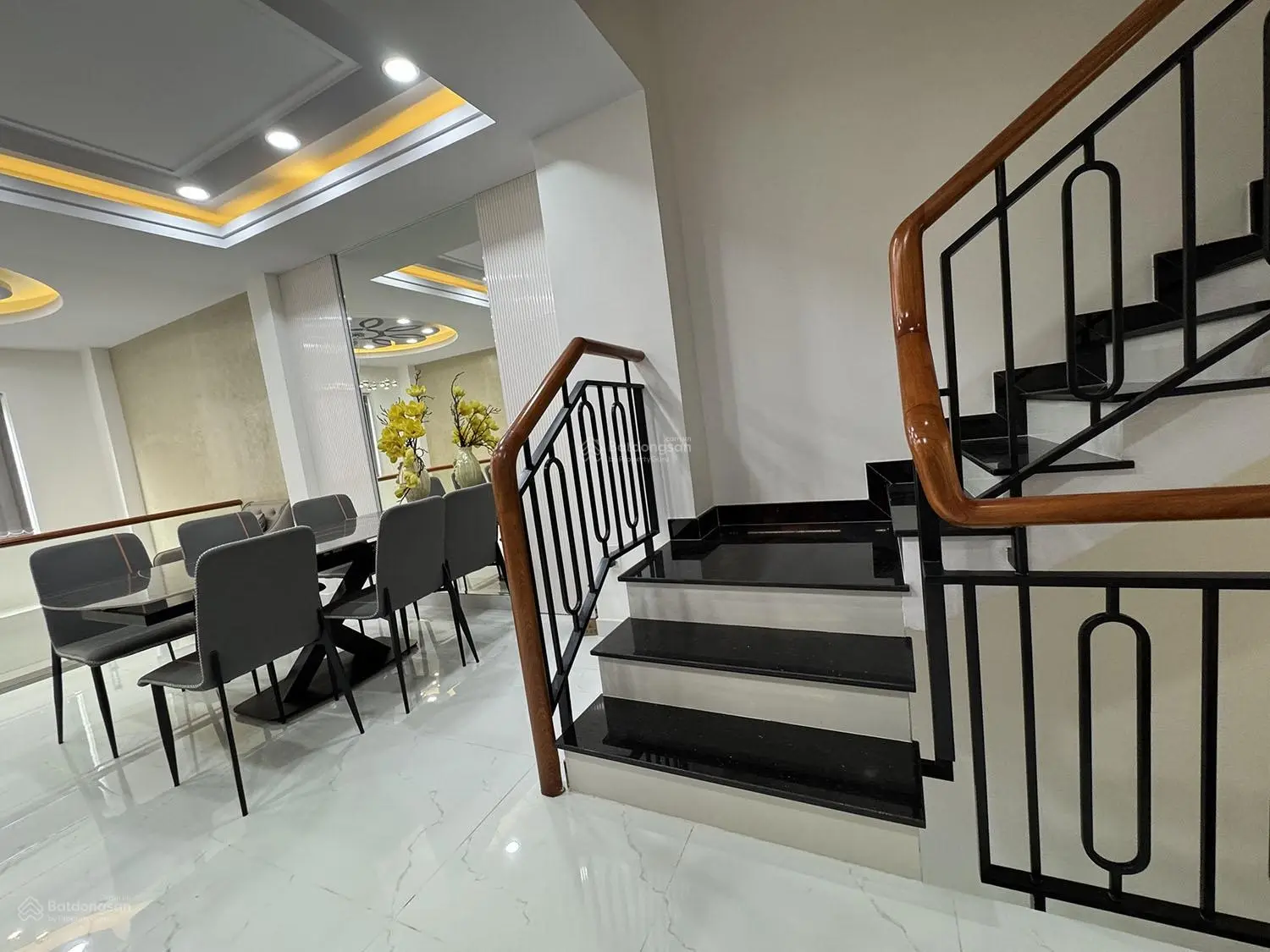 Nhà phố 3 lầu thiết kế Singapore đẹp lung linh full nội thất cao cấp hẻm xe hơi Khu VIP Quang Trung