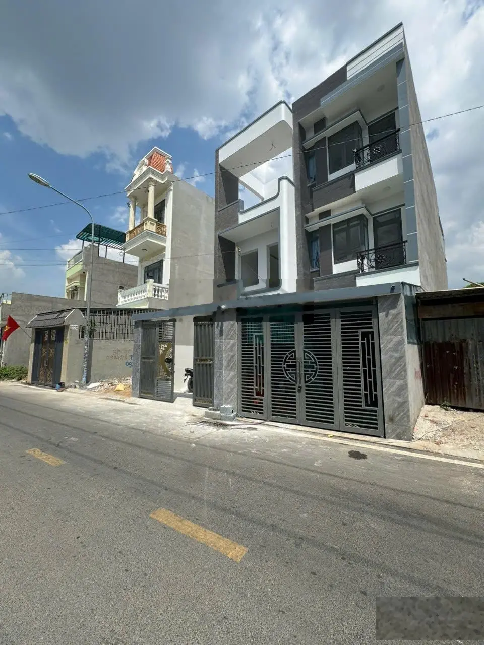 Nhà 1 trệt 2 lầu đẹp mới, hoàn công, đang cho thuê 12tr/th Trung tâm Dĩ An