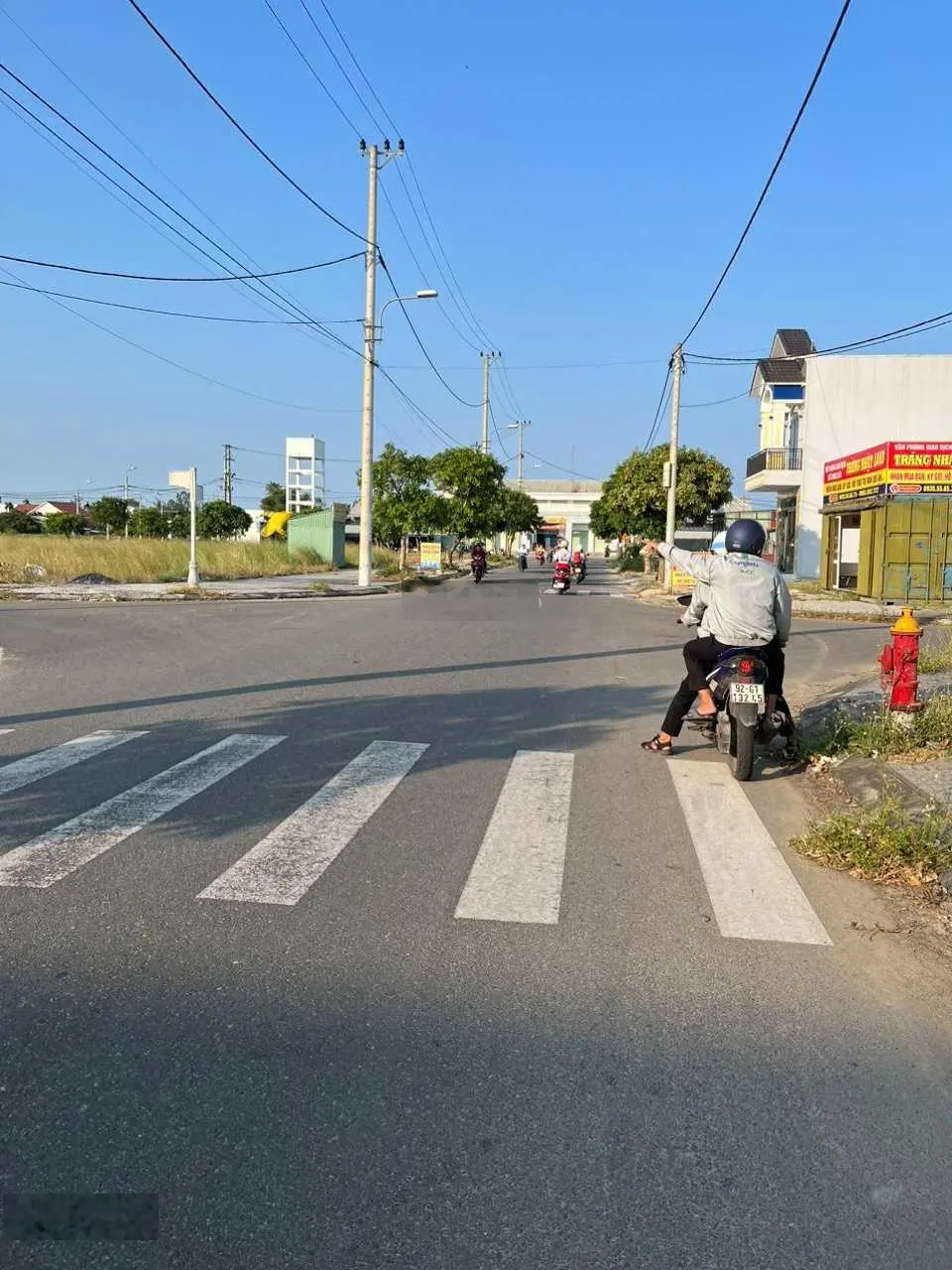 Khu phố chợ Điện Nam Bắc, đường 5m5, sau nhà đường 3m hướng Đông Nam, S: 141m2. Giá chỉ 1 tỷ 550