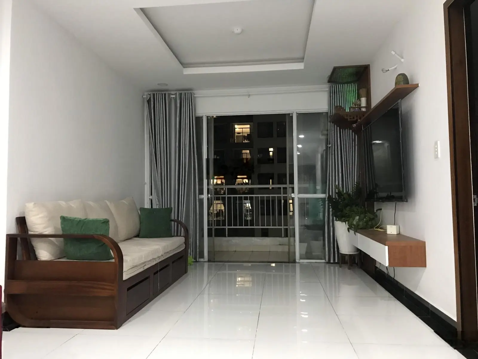 Cần bán căn hộ Giai Việt Tạ Quang Bửu, P5, Q8. DT 82m2, 2PN, 2WC sổ hồng giá 3.7 tỷ. LH 0866 688 ***