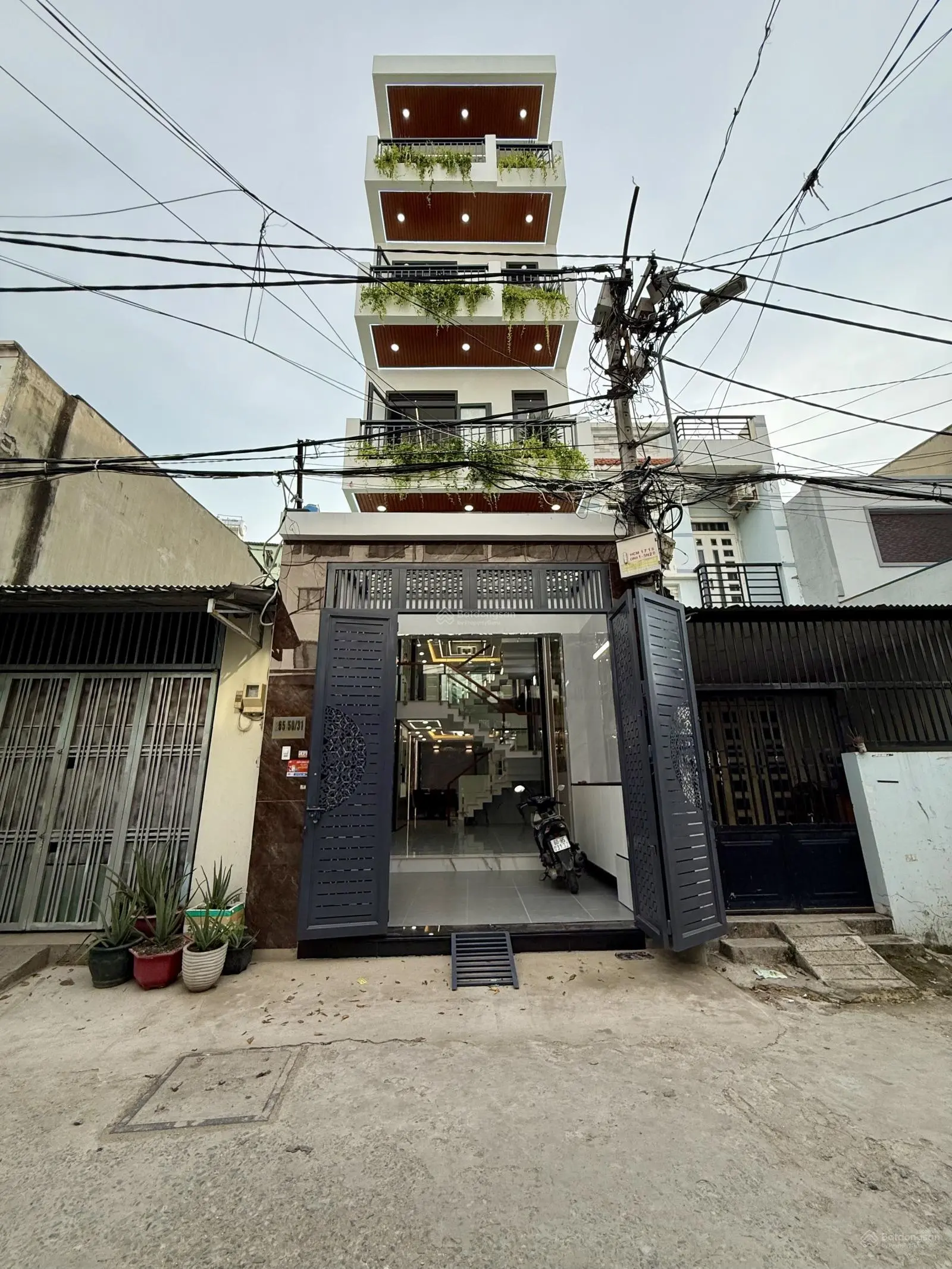 Nhà đường thông Trường Chinh, Sát chợ Lạc Quang, DT:4x16M, Lửng, 3 Lầu, 4PN, Gara ô tô, 7,85 tỷ