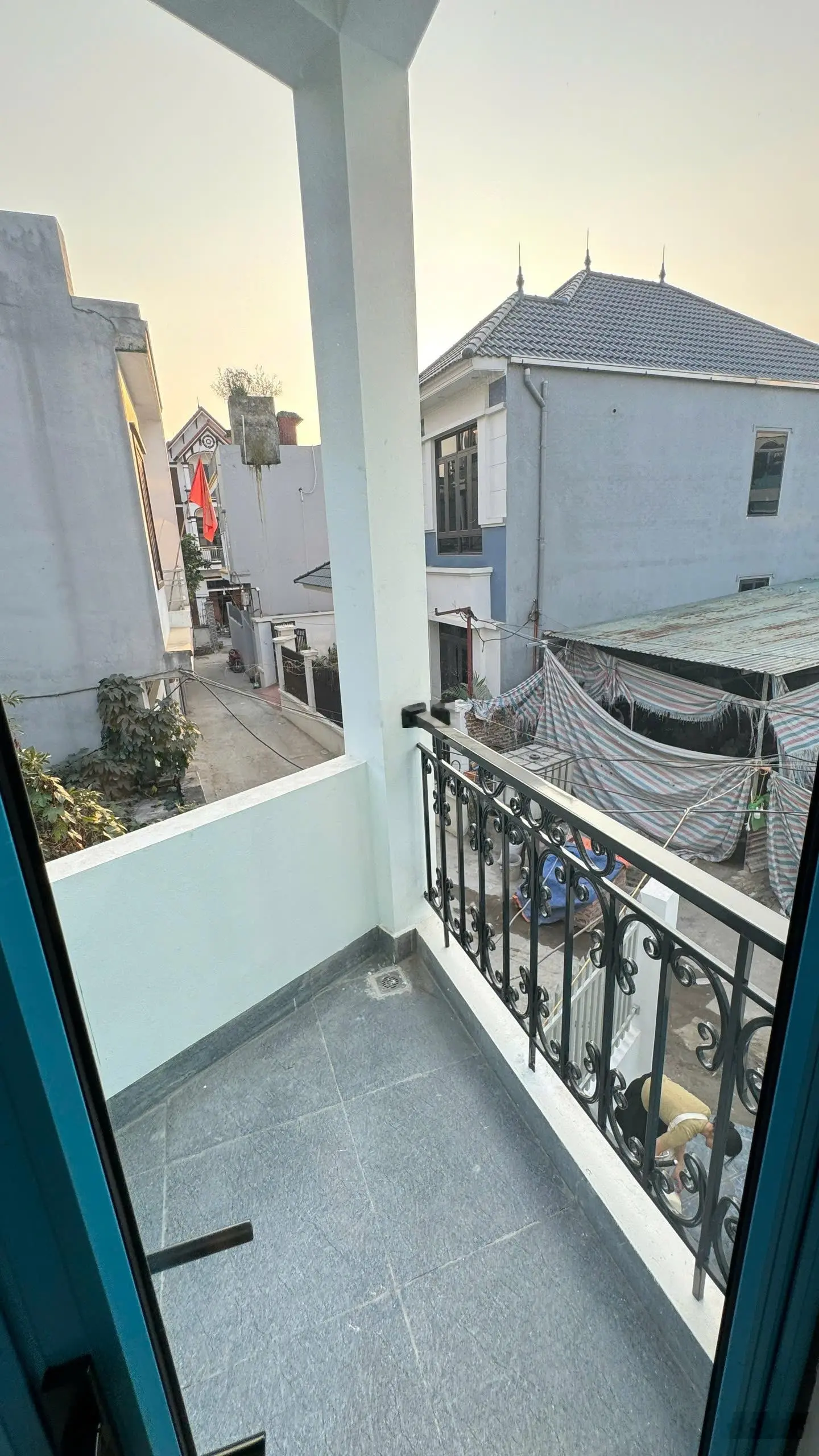 Mình chính chủ bán căn nhà mới xây 3 tầng 42m2 sân 16m,ô tô đỗ sân, sát vành đai 4, nội thất cơ bản