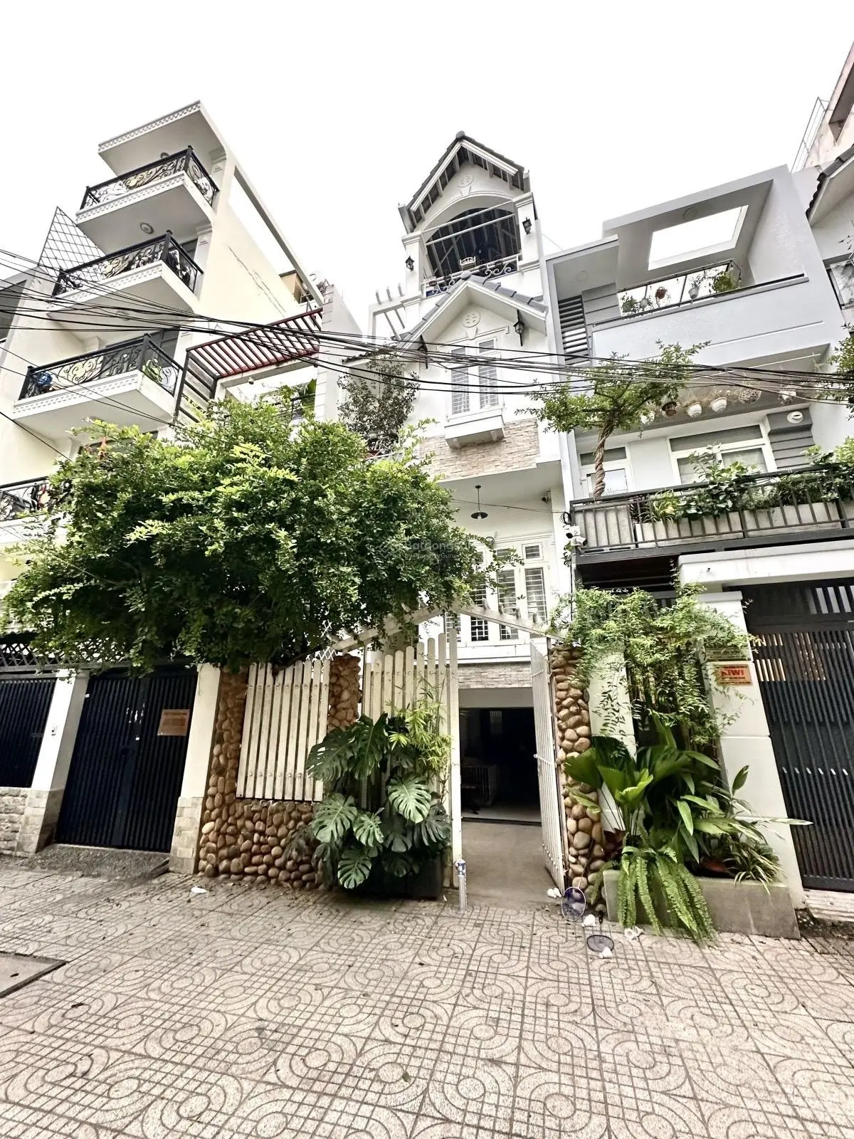 Biệt thự mini Lê Quang Định Bình Thạnh, hẻm nhựa 5m, 4.3x17m 5 tầng có hầm, sân để xe hơi 7 chỗ
