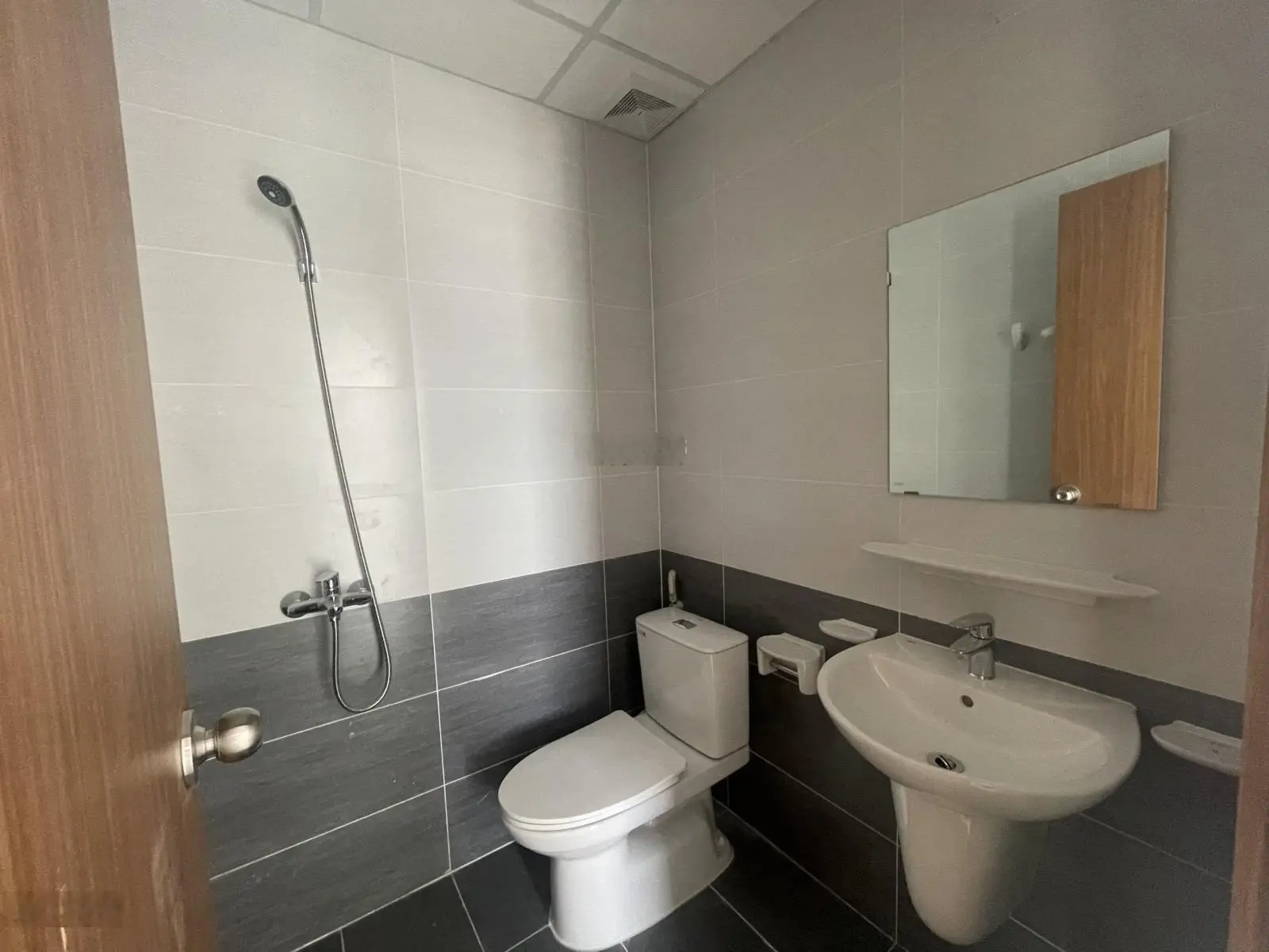 Cần tiền bán gấp căn hộ 61m2-2PN2WC bao thuế phí sang tên, LH 0766 128 ***