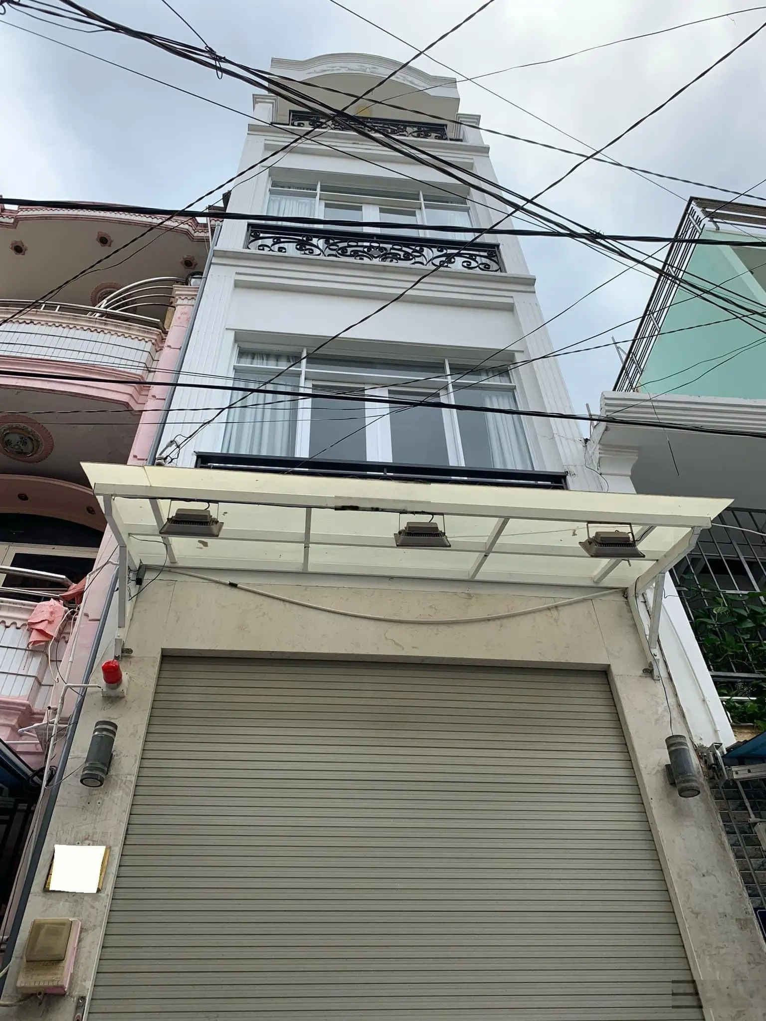 Bán nhà đang cho thuê 25 Triệu/tháng Đường Lạc Long Quân P9 Tân Bình. DT 4,5 x 10m.Giá bán 3 Tỷ 590