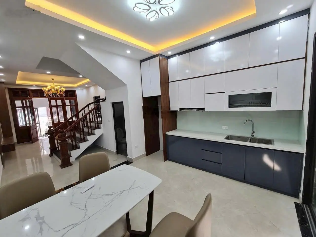 Nhà cực đẹp 3 tầng x 65m2 dân xây - gần Aeon LB - giá chỉ 6,8 tỷ. Đường trước nhà 2,8m thông ra phố
