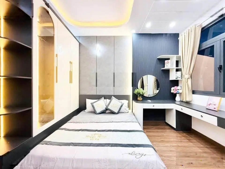 Nhà căn góc 2 mặt hẻm xe hơi với 6 phòng ngủ siêu đẹp, 3 lầu, gần emart