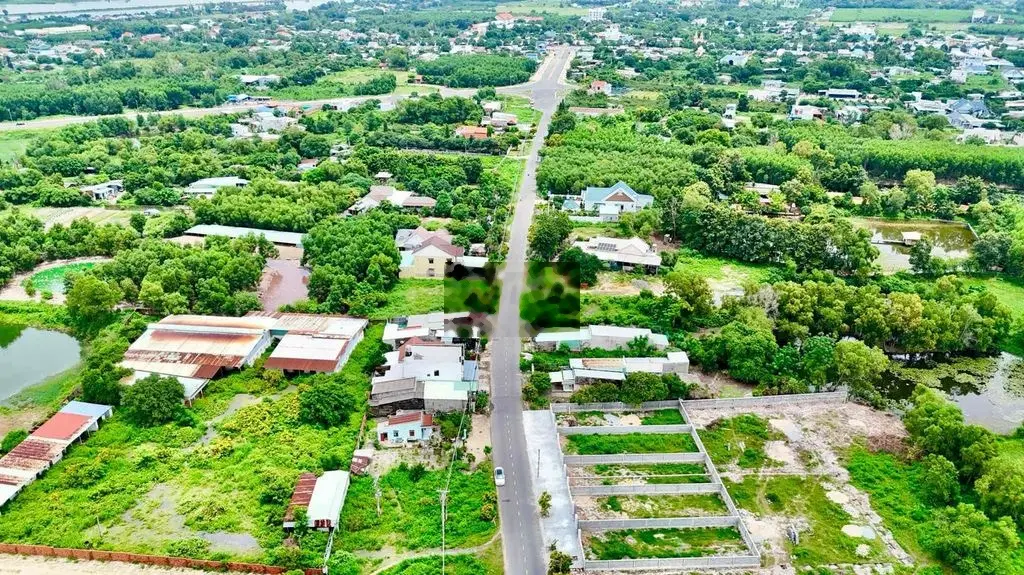 VÀI LÔ ĐẤT ĐẸP NGAY TRUNG TÂM - KẾ BÊN UỶ BAN - TRƯỜNG HỌC - GẦN BIỂN