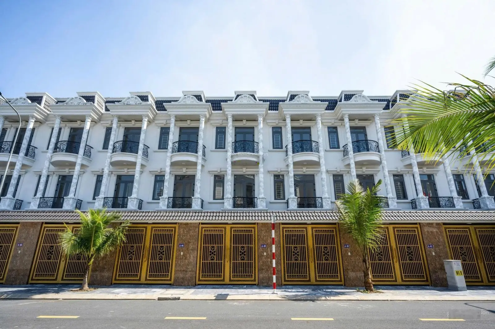 Bán nhà phố thương mại mặt đường Nguyễn Thị Khắp, trung tâm dĩ an, sổ đỏ sẵn, công chứng trong ngày