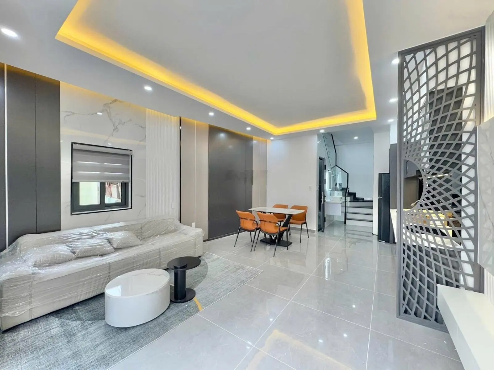 Bán gấp nhà tại Hoàng Hoa Thám, 3,4 tỷ, 72m2, 3PN, 2WC, đầy đủ nội thất, cách Lê Duẩn 3 bước chân