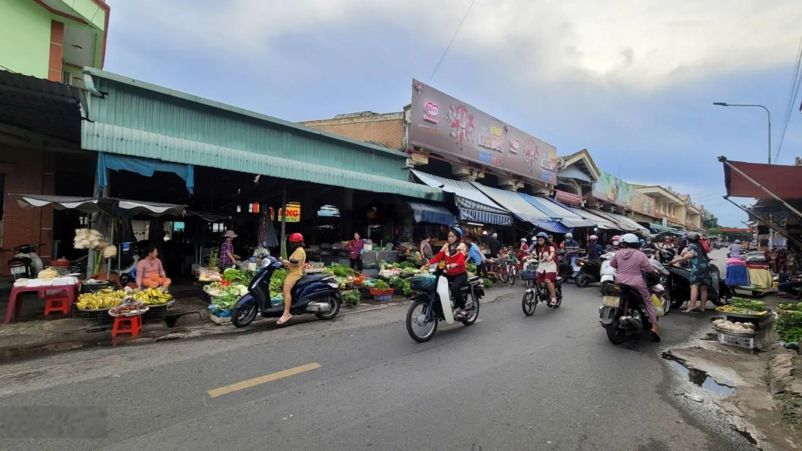 Bán nhà 1 trệt 1 lầu MT đường Cô Bắc chợ Dĩ An 1, P. Dĩ An, tp Dĩ An