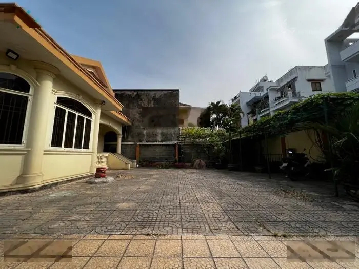 Bán nhà biệt thự giá rẻ - hàng hiếm mặt tiền khủng khu vực quan chức - bán gấp