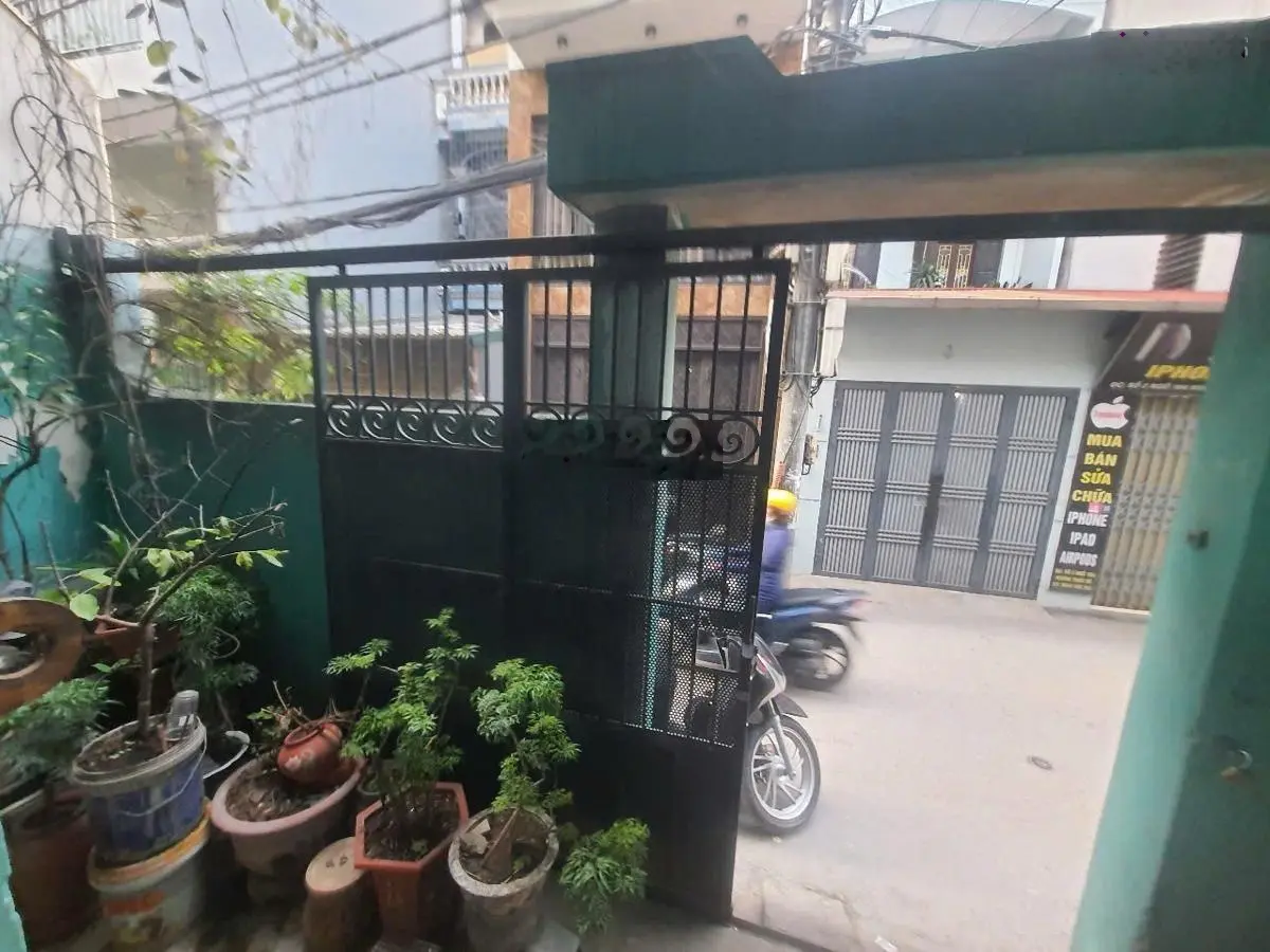Bán Đất tặng Nhà 2,5 tầng ngay đầu Ngõ 164 Vương Thừa Vũ HN DT 43,4 m 2,5 tầng MT 5 m Giá 16,5 tỷ.