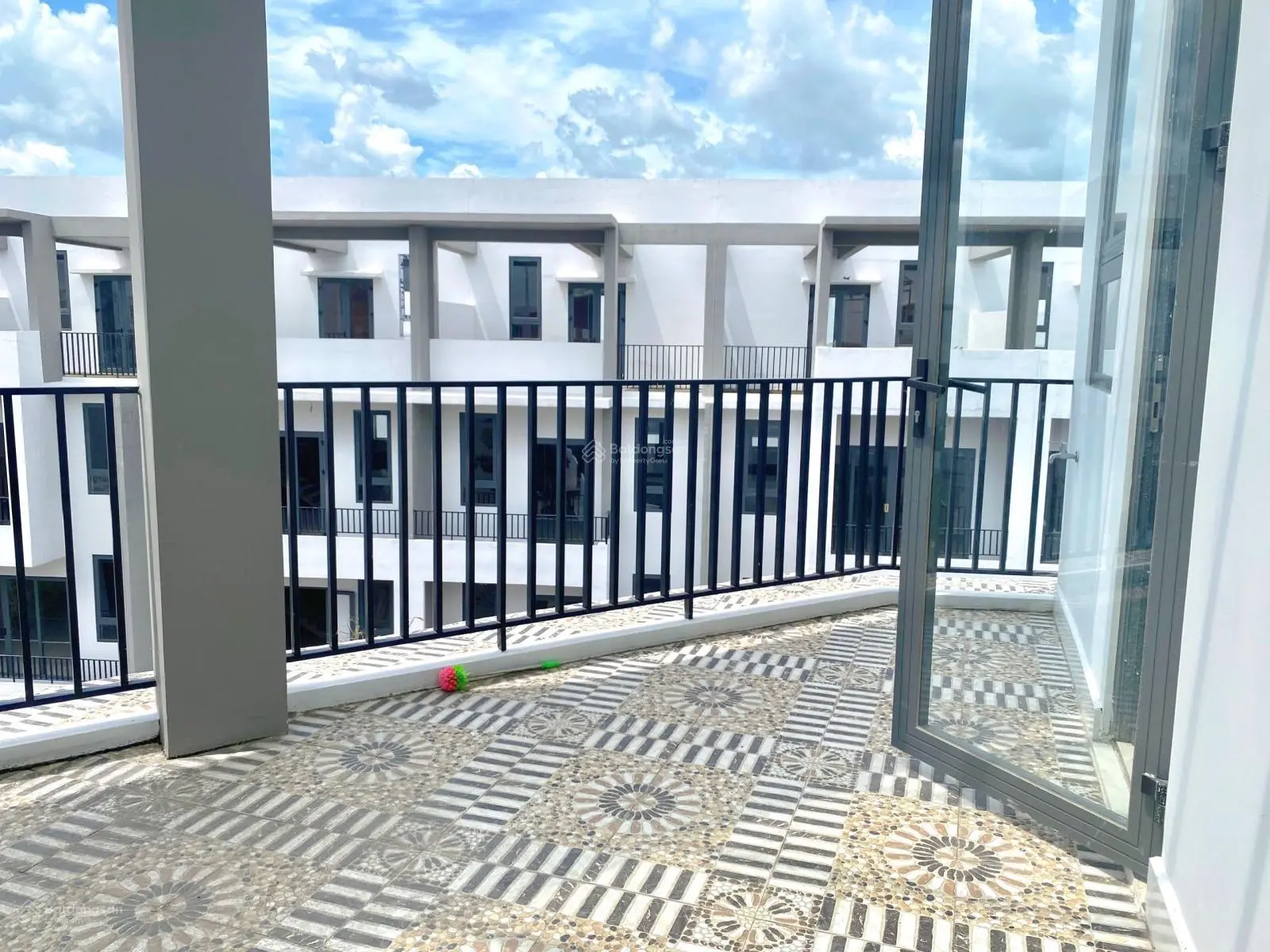 Chính chủ cần bán nhà phố 1 trệt, 2 lầu, sân thượng - KDC có Bến Du Thuyền, giá 4,1 tỷ - Sổ sẵn