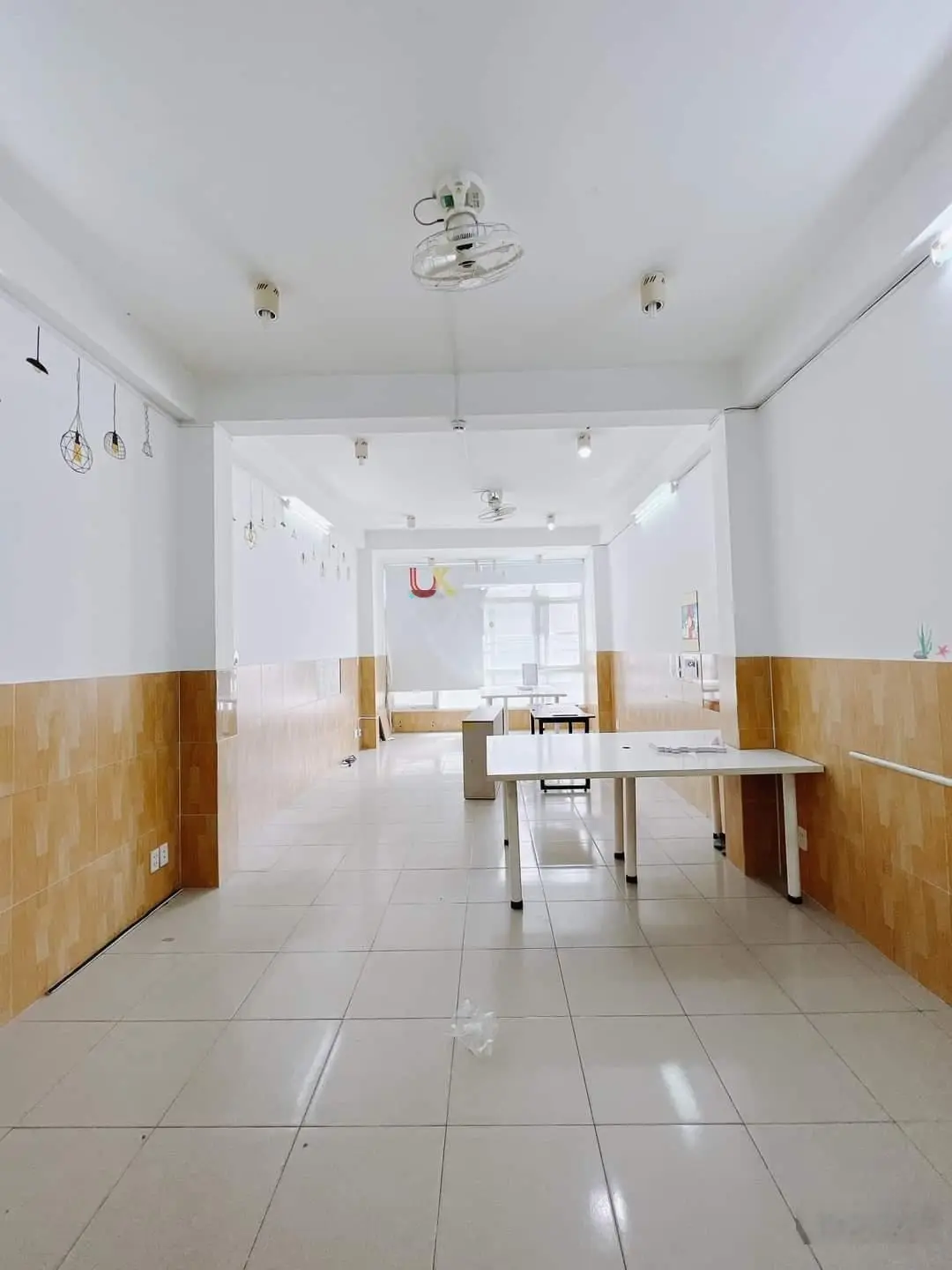 Bán nhà Đ Hoàng Diệu. TT hành chính Quận 4. DT 50m2 - giá 10 tỷ. 6m x 13m. 2 tầng - oto vào nhà