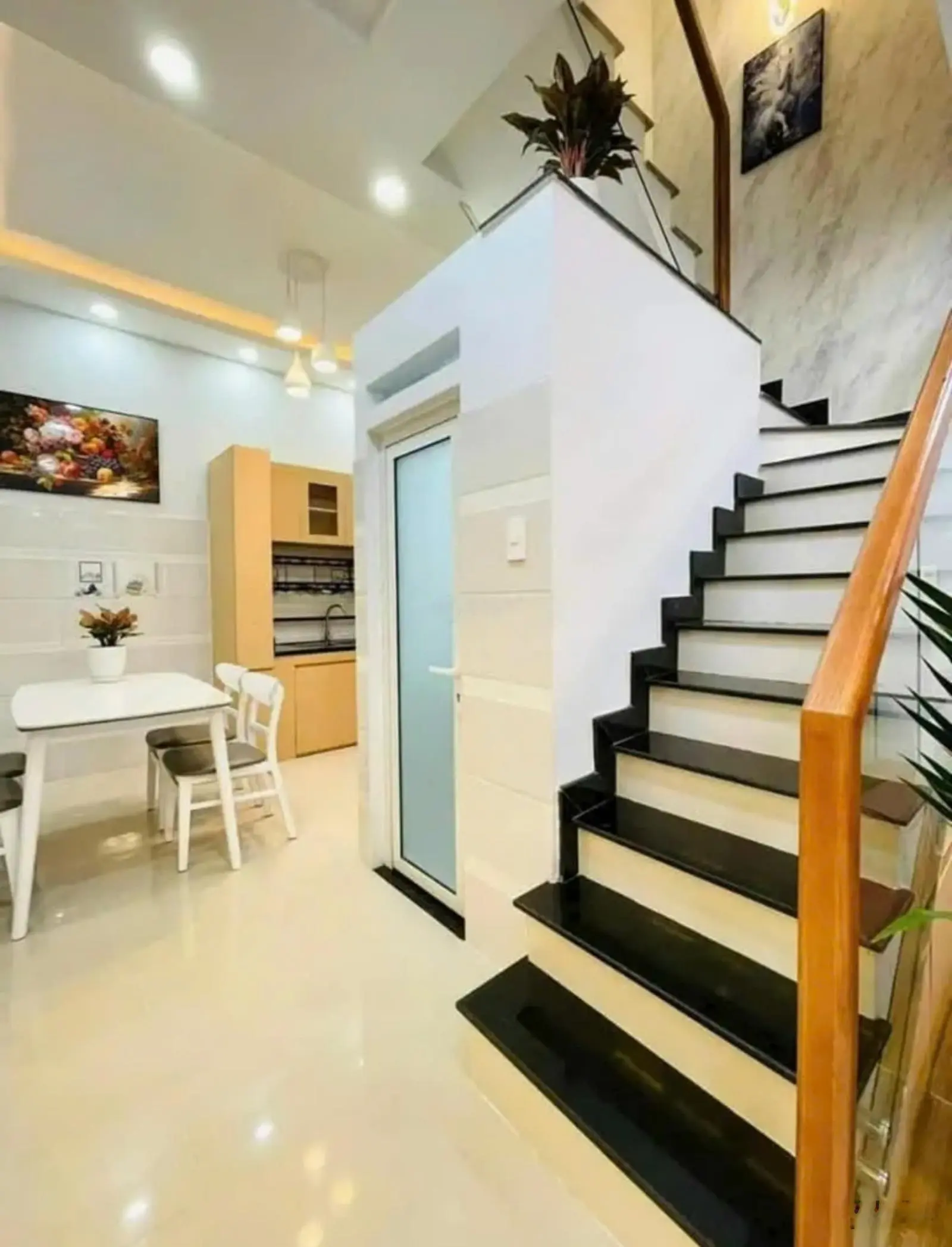 Đi nước ngoài bán nhà Vườn Chuối, P4, Quận 3, 44m2, giá nhỉnh 3.2 tỷ, SHR, thích hợp cho thuê.