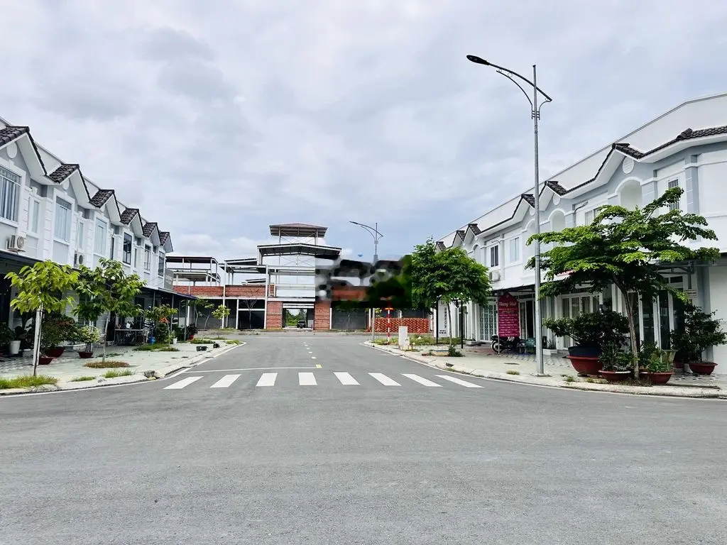 Nhà mặt tiền lộ 17m - trục trung tâm Khu đô thị phường 4