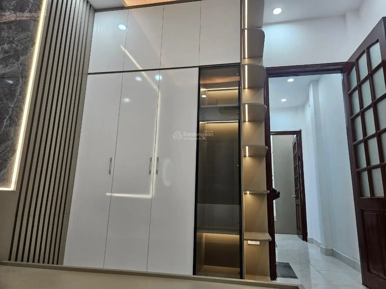 ( Hiếm có) Bán Nhà 33m2 x 4 Tầng full nội thất, ngõ thông, ô tô, gần phố Lạc Long Quân. Giá 6.4 Tỷ.