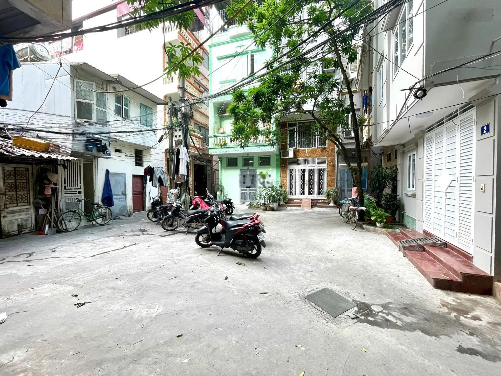 Tôi chính chủ cần bán nhà phố - Đại La - 30m2 ngõ 3m - sân trước nhà để 50 xe máy - lô góc 3 thoáng